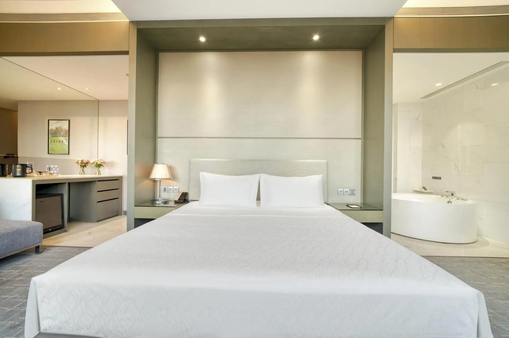 Photo of the whole room, Bed in Hangzhou Tower Hotel