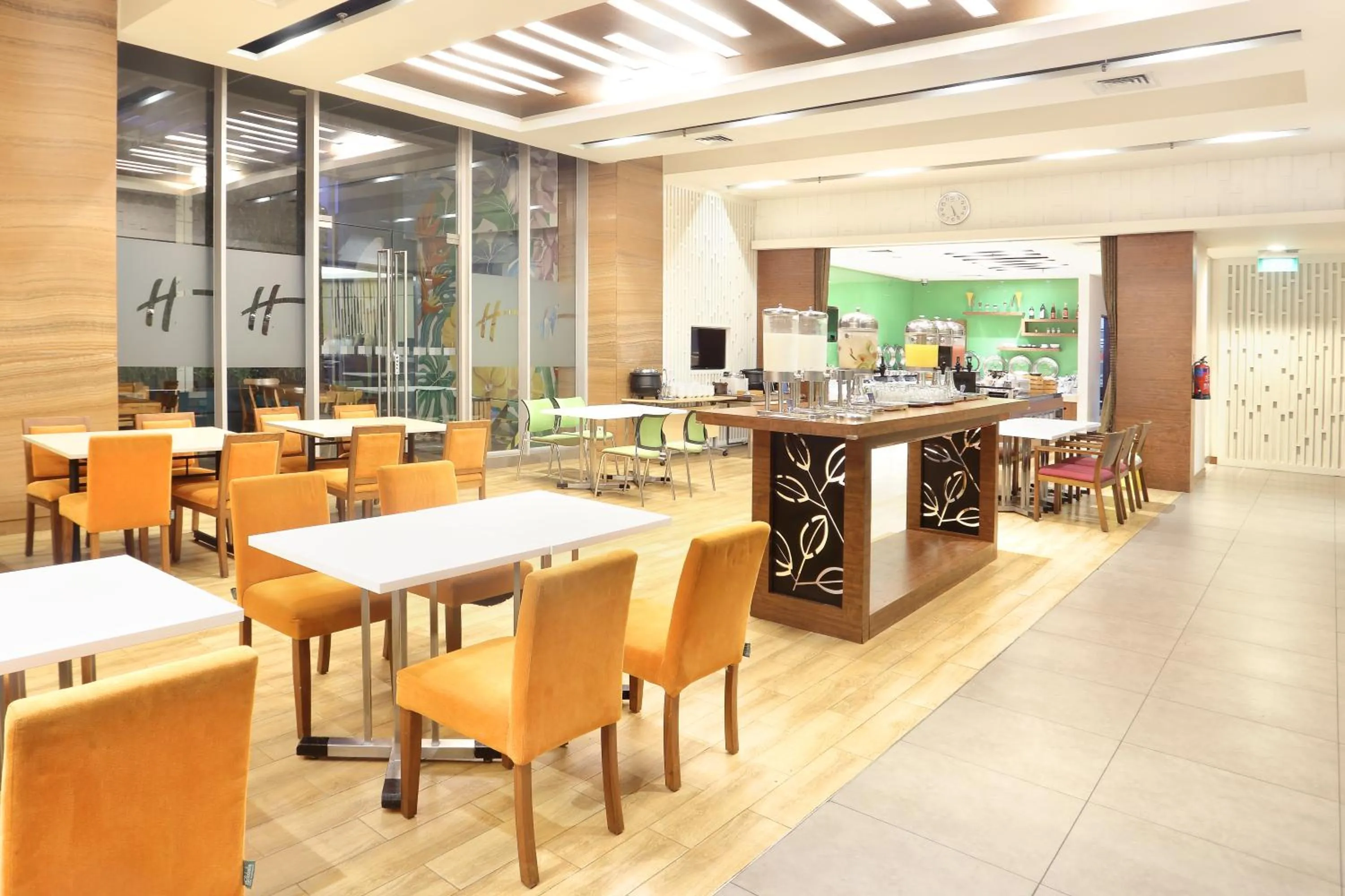 Restaurant/places to eat in Holiday Inn Express Semarang Simpang Lima by IHG