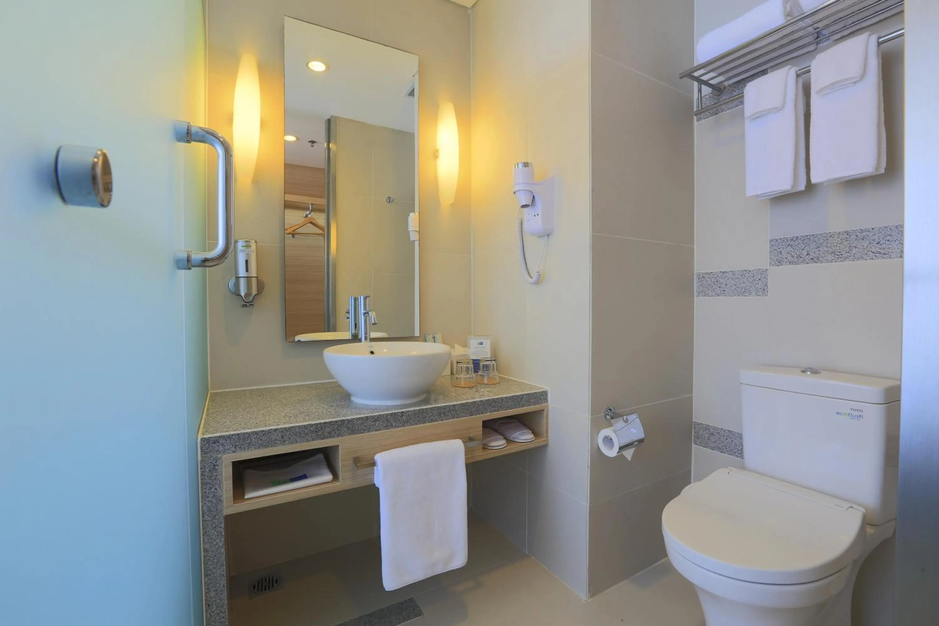 Shower in Holiday Inn Express Semarang Simpang Lima by IHG