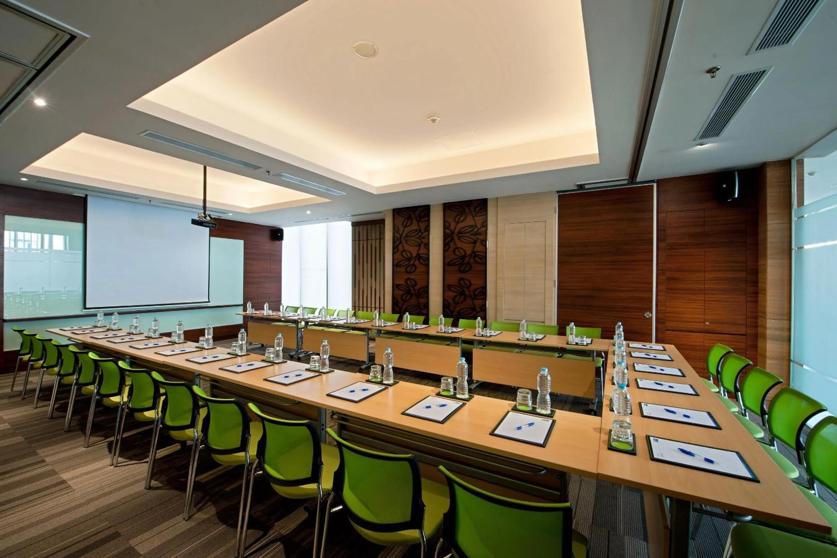 Meeting/conference room in Holiday Inn Express Semarang Simpang Lima by IHG