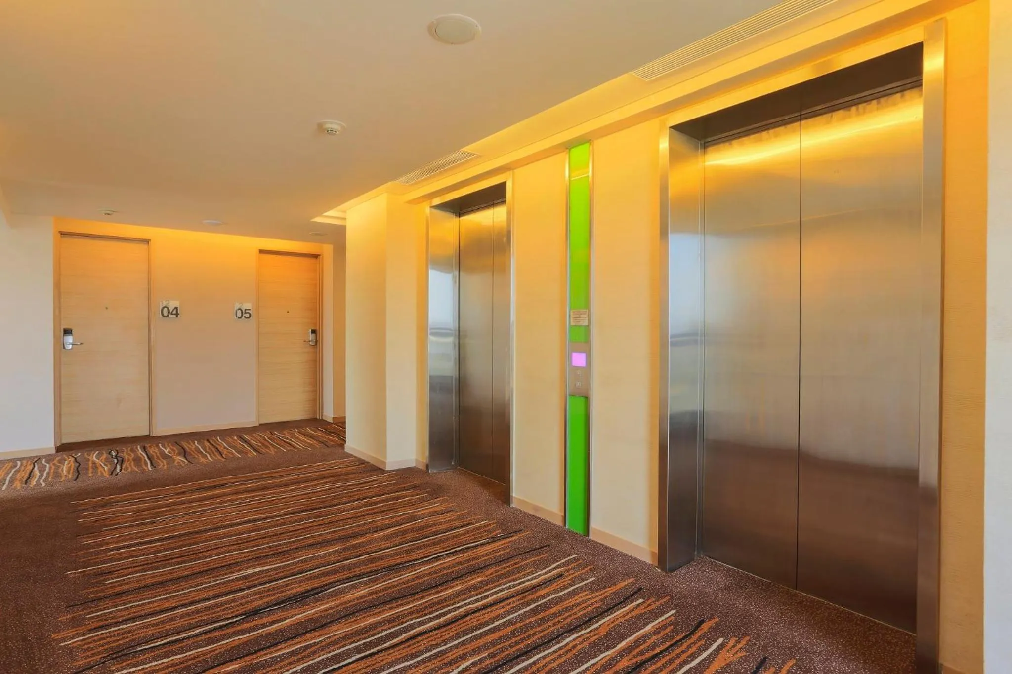 Lobby or reception, Bed in Holiday Inn Express Semarang Simpang Lima by IHG