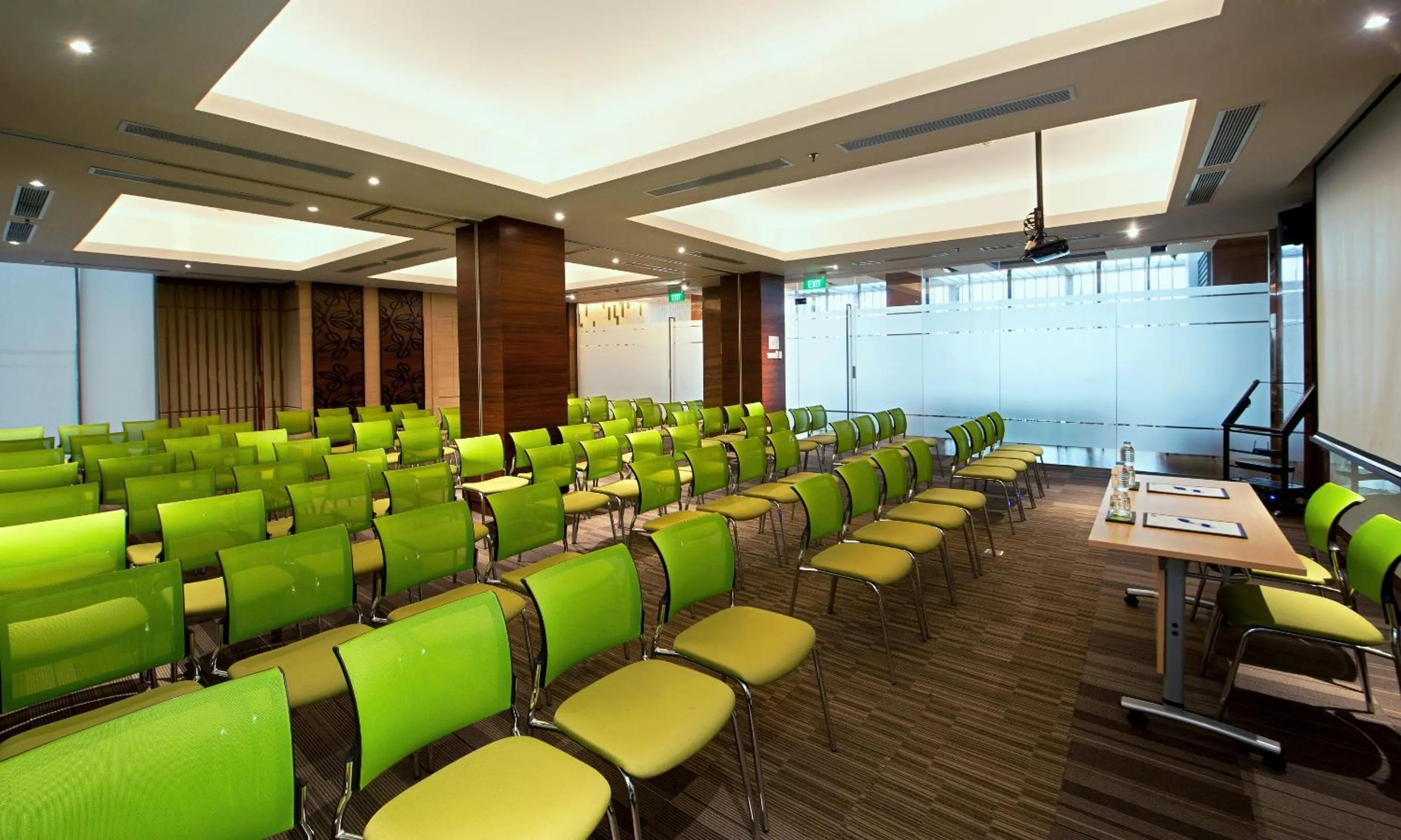 Meeting/conference room in Holiday Inn Express Semarang Simpang Lima by IHG