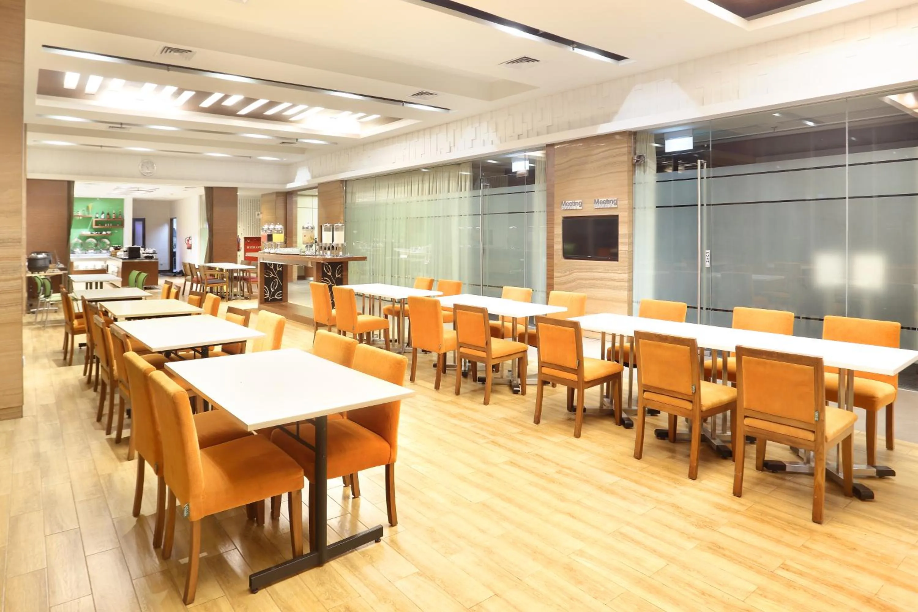 Restaurant/places to eat in Holiday Inn Express Semarang Simpang Lima by IHG