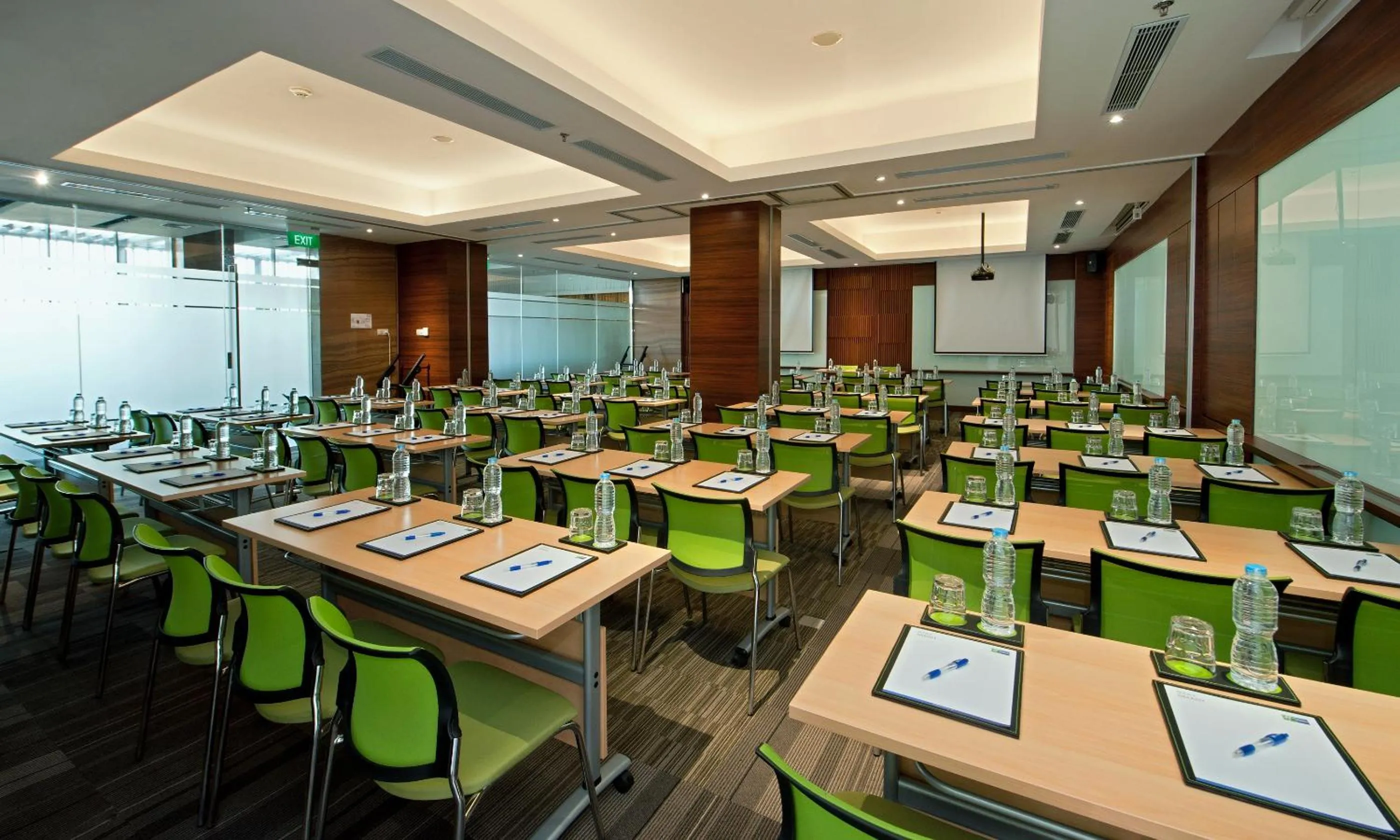Meeting/conference room in Holiday Inn Express Semarang Simpang Lima by IHG