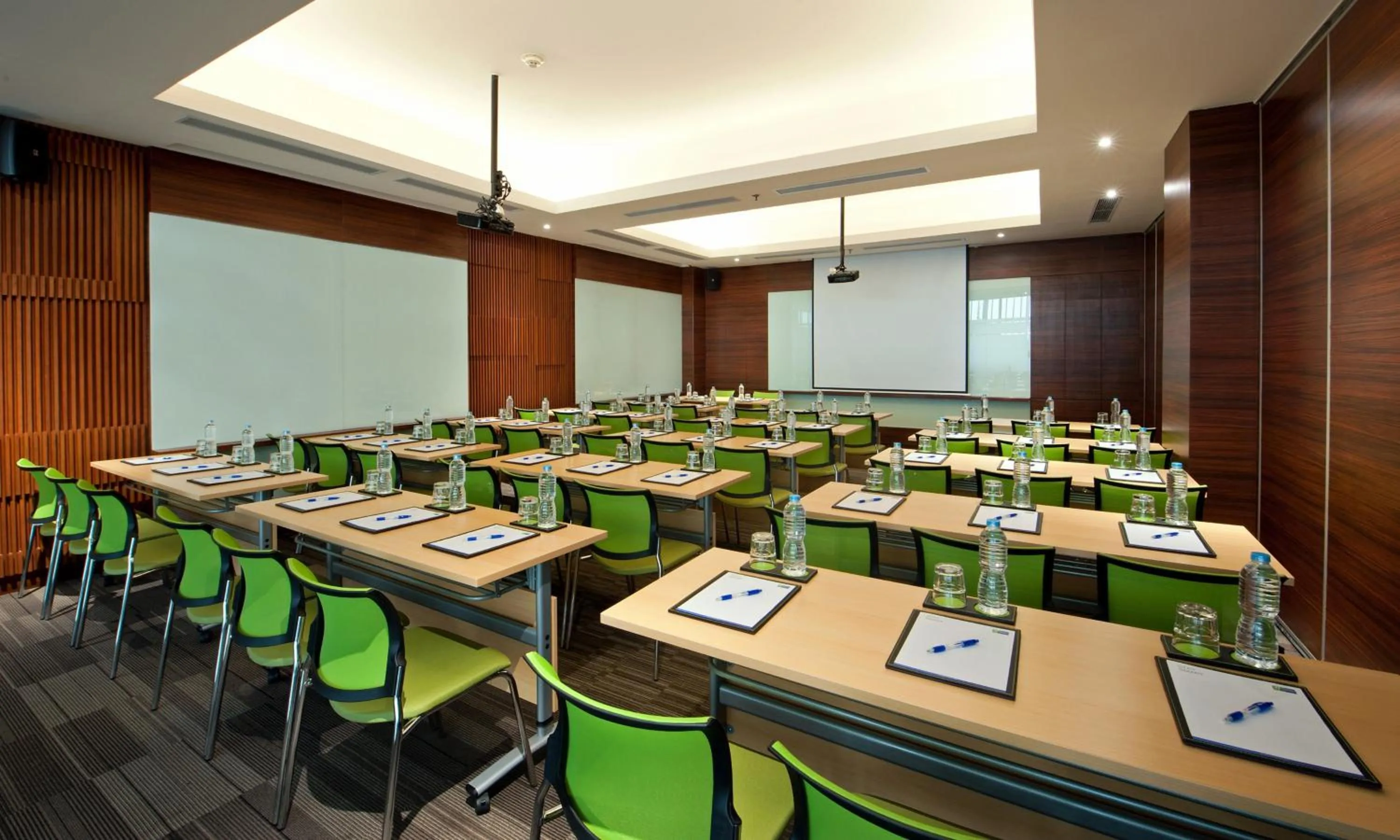 Meeting/conference room in Holiday Inn Express Semarang Simpang Lima by IHG