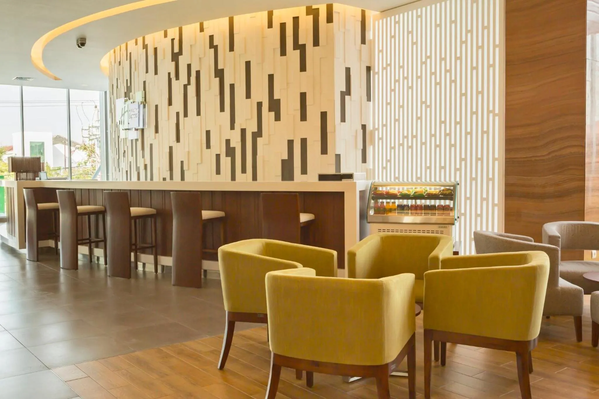 Lounge or bar in Holiday Inn Express Semarang Simpang Lima by IHG