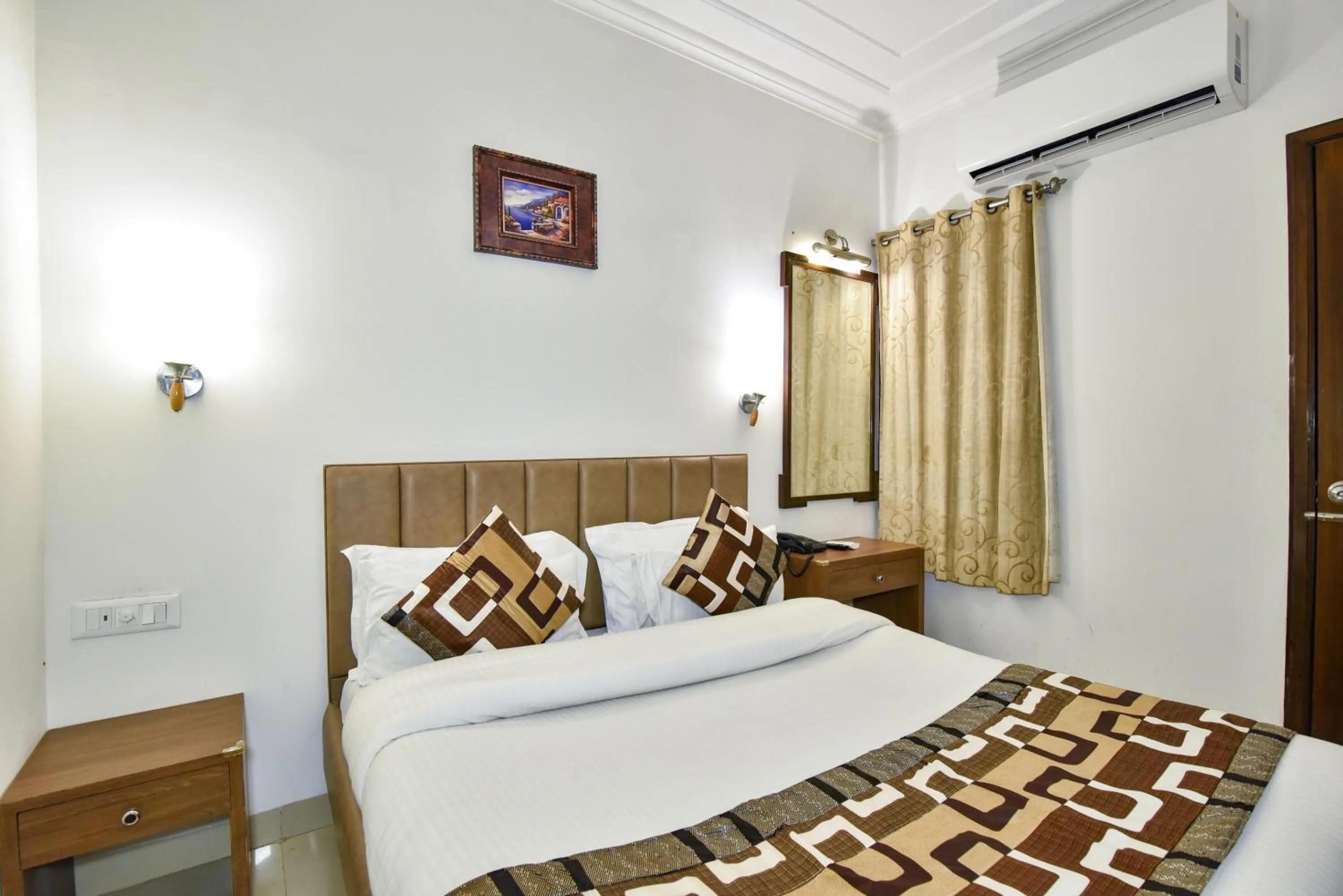 Bed in Hotel Sapphire Opposite Golden Temple