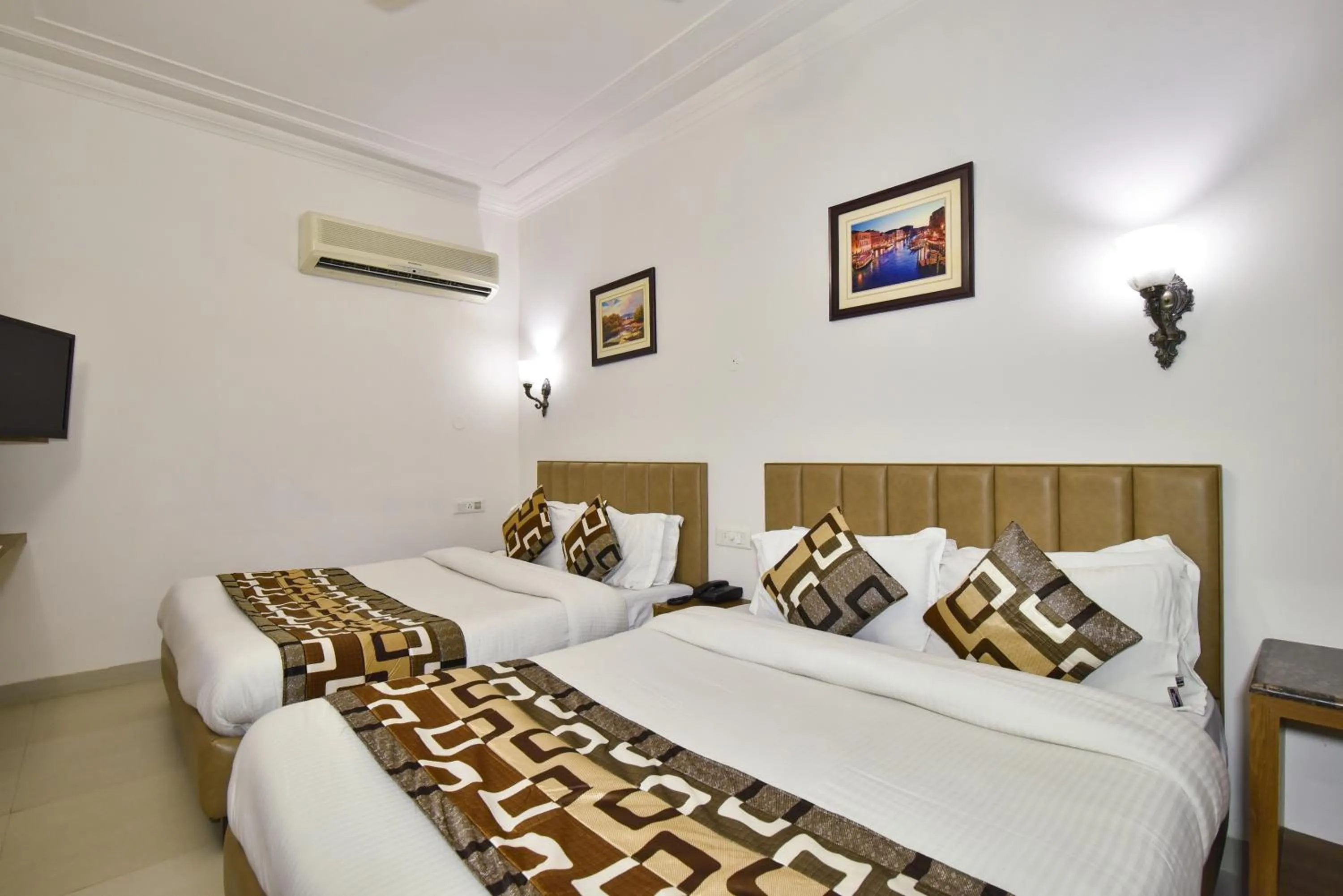 Bed in Hotel Sapphire Opposite Golden Temple