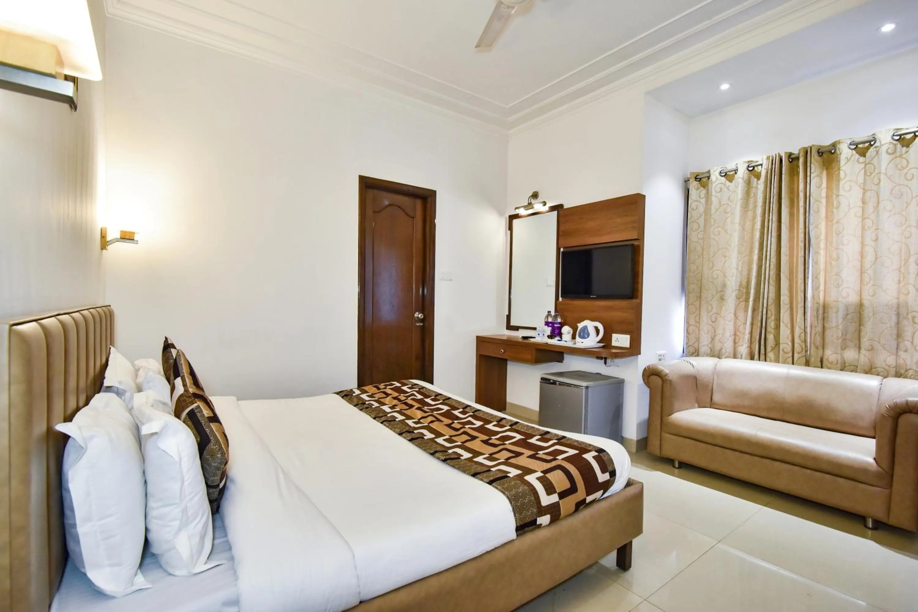 Bed in Hotel Sapphire Opposite Golden Temple