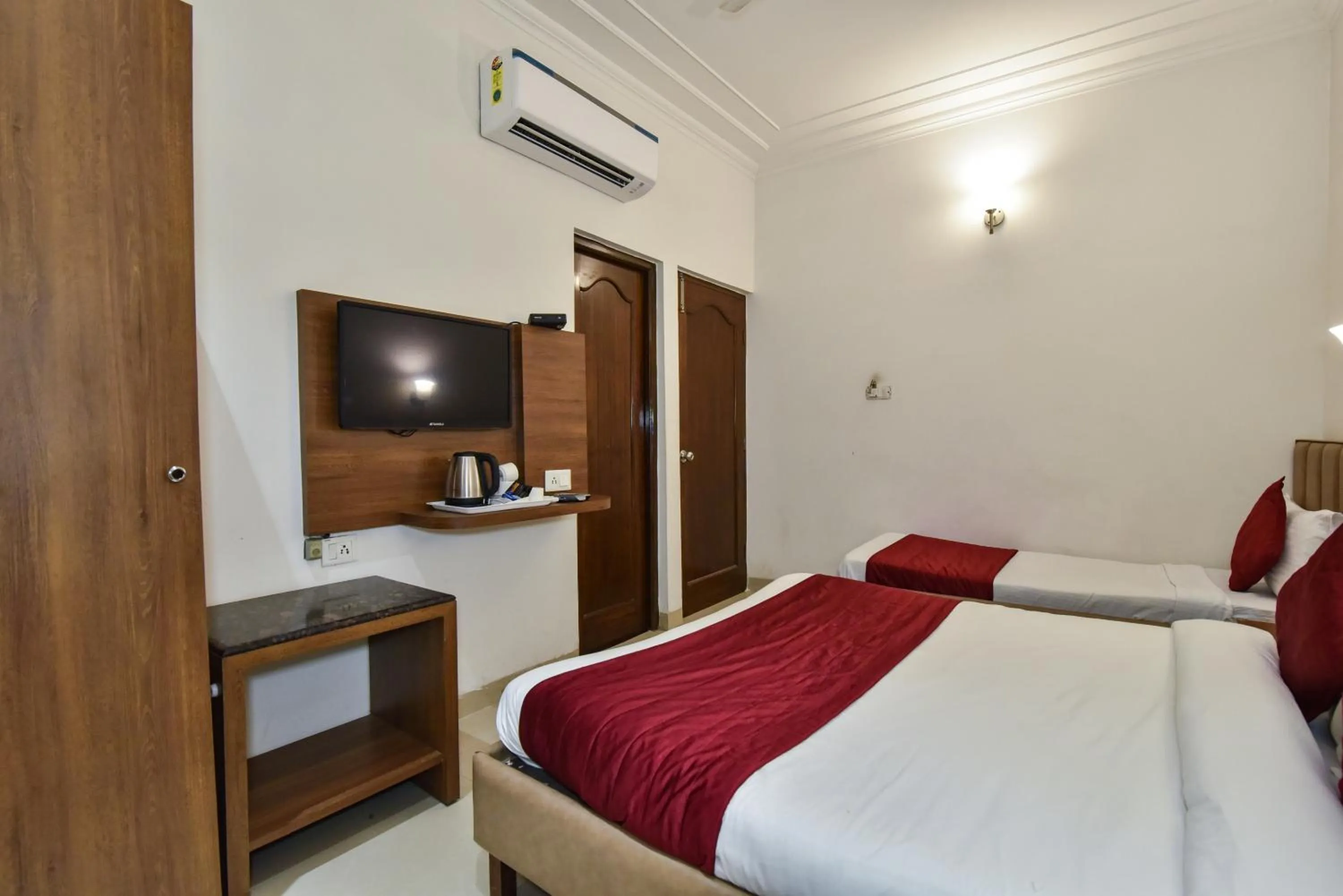 Bed in Hotel Sapphire Opposite Golden Temple