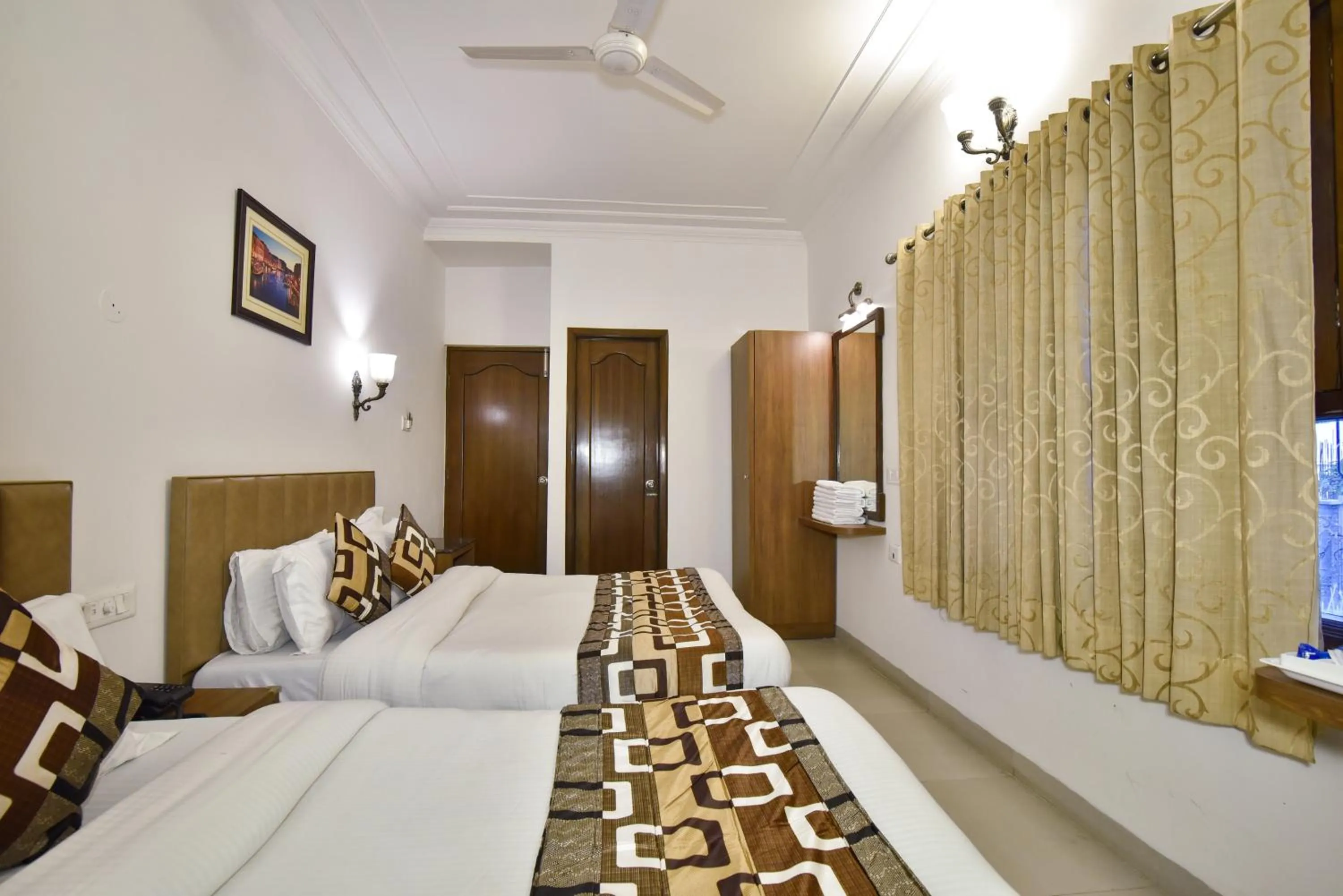 Bed in Hotel Sapphire Opposite Golden Temple