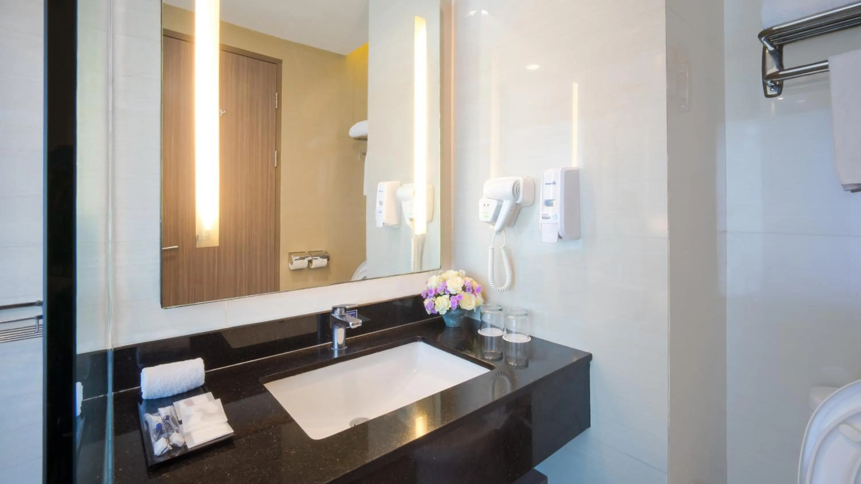 Bedroom in Holiday Inn Express Surabaya CenterPoint by IHG