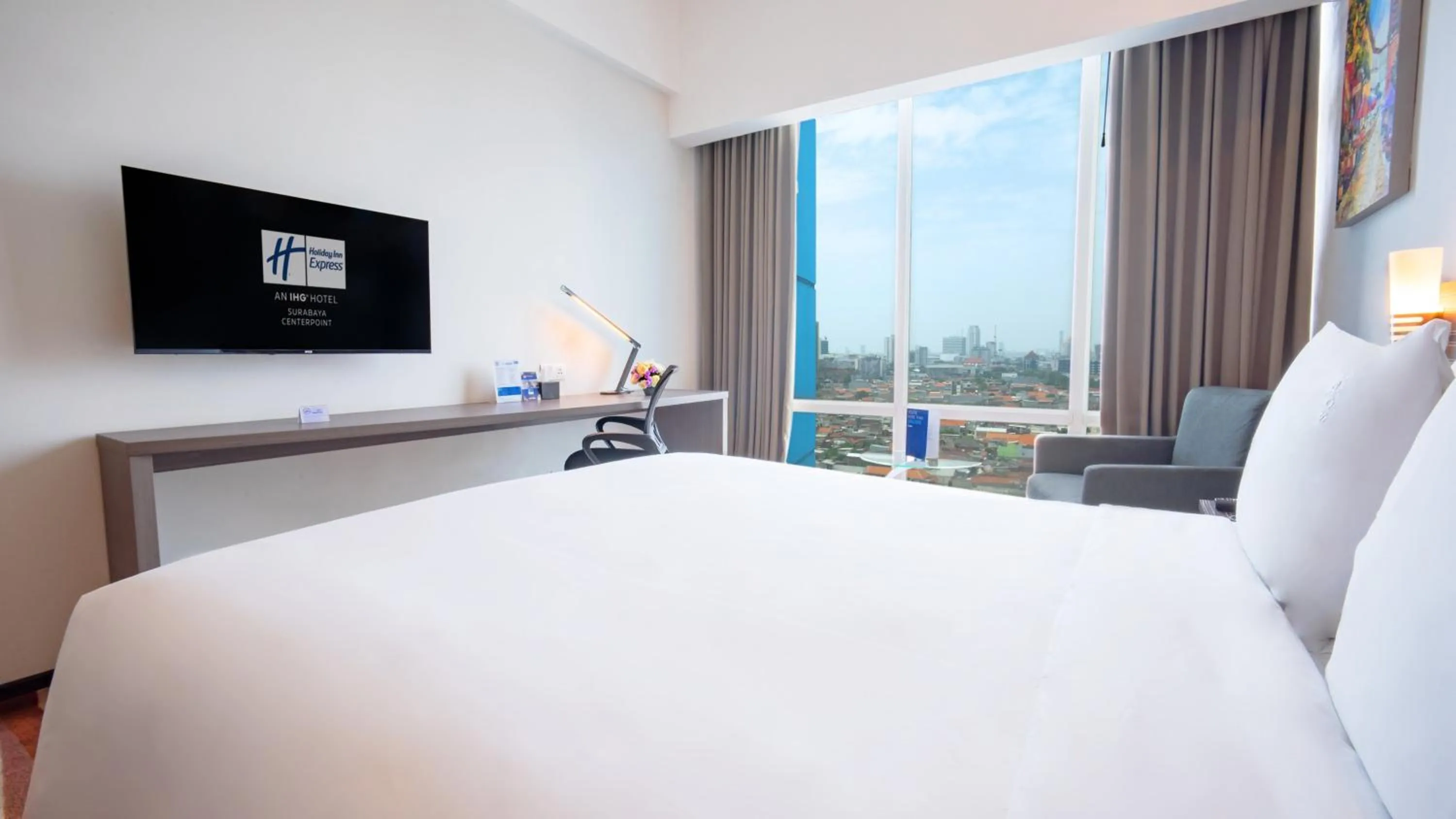 Photo of the whole room, Bed in Holiday Inn Express Surabaya CenterPoint by IHG