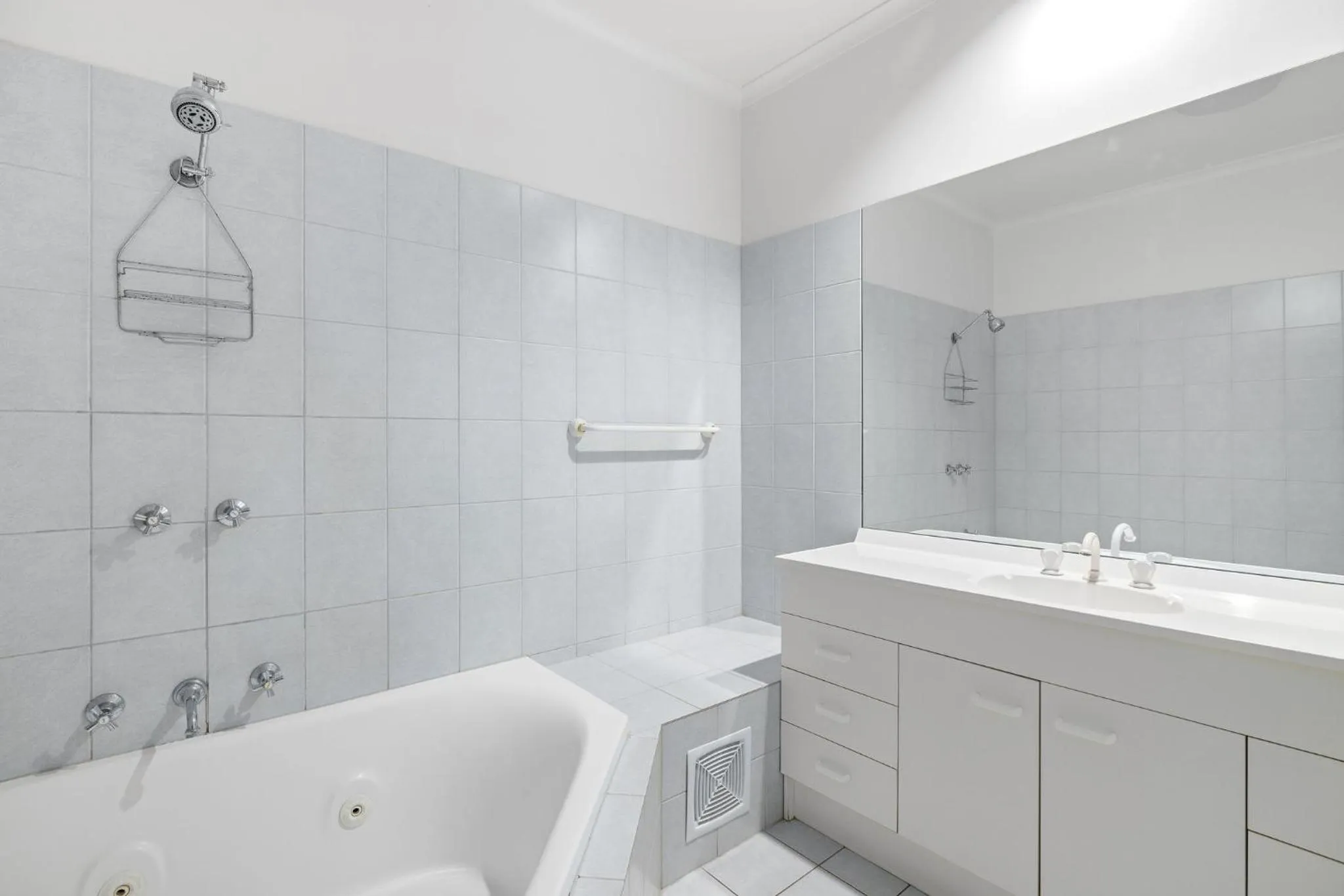 Bathroom in Navigators Motel