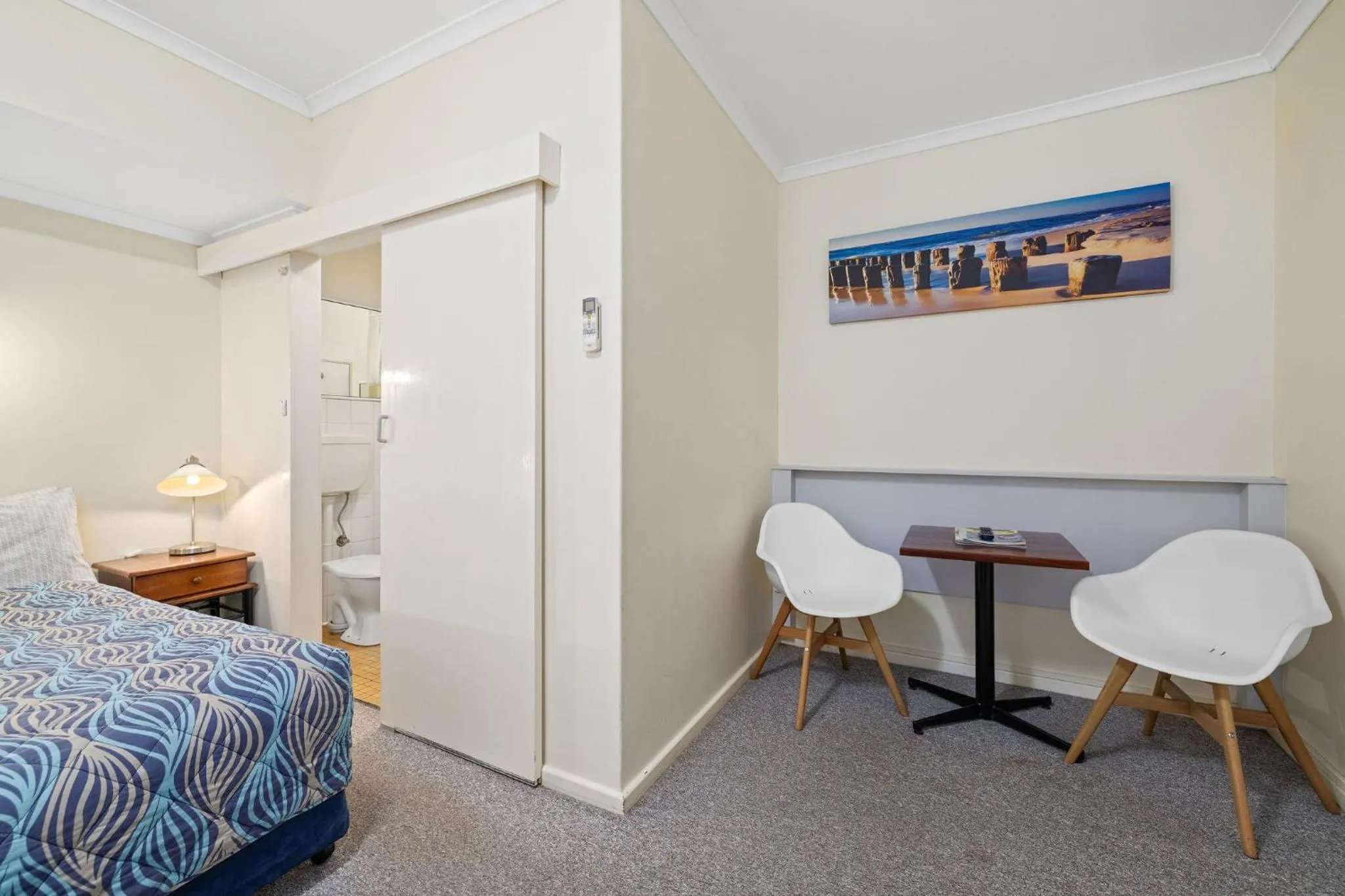 Seating area, Bed in Navigators Motel