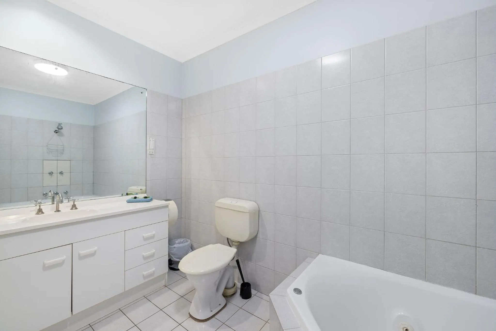 Bathroom in Navigators Motel