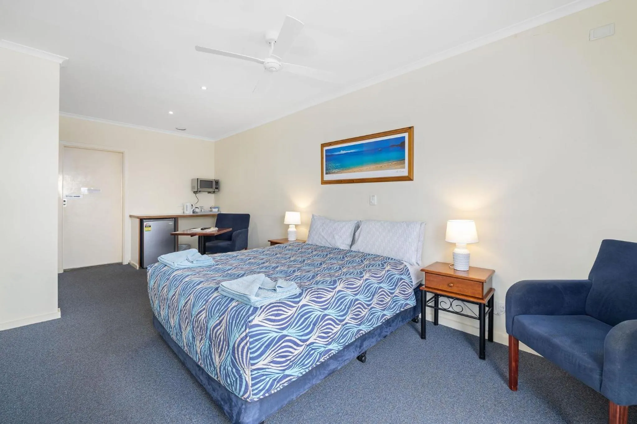 Bedroom, Bed in Navigators Motel