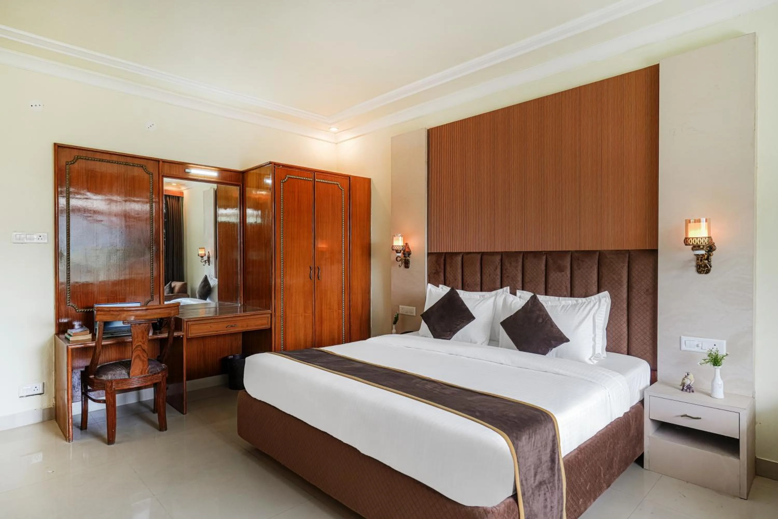 Bed in Pax Hotel Spring Solance 200 mtr from Gandhi Chowk Khajjiyar Road