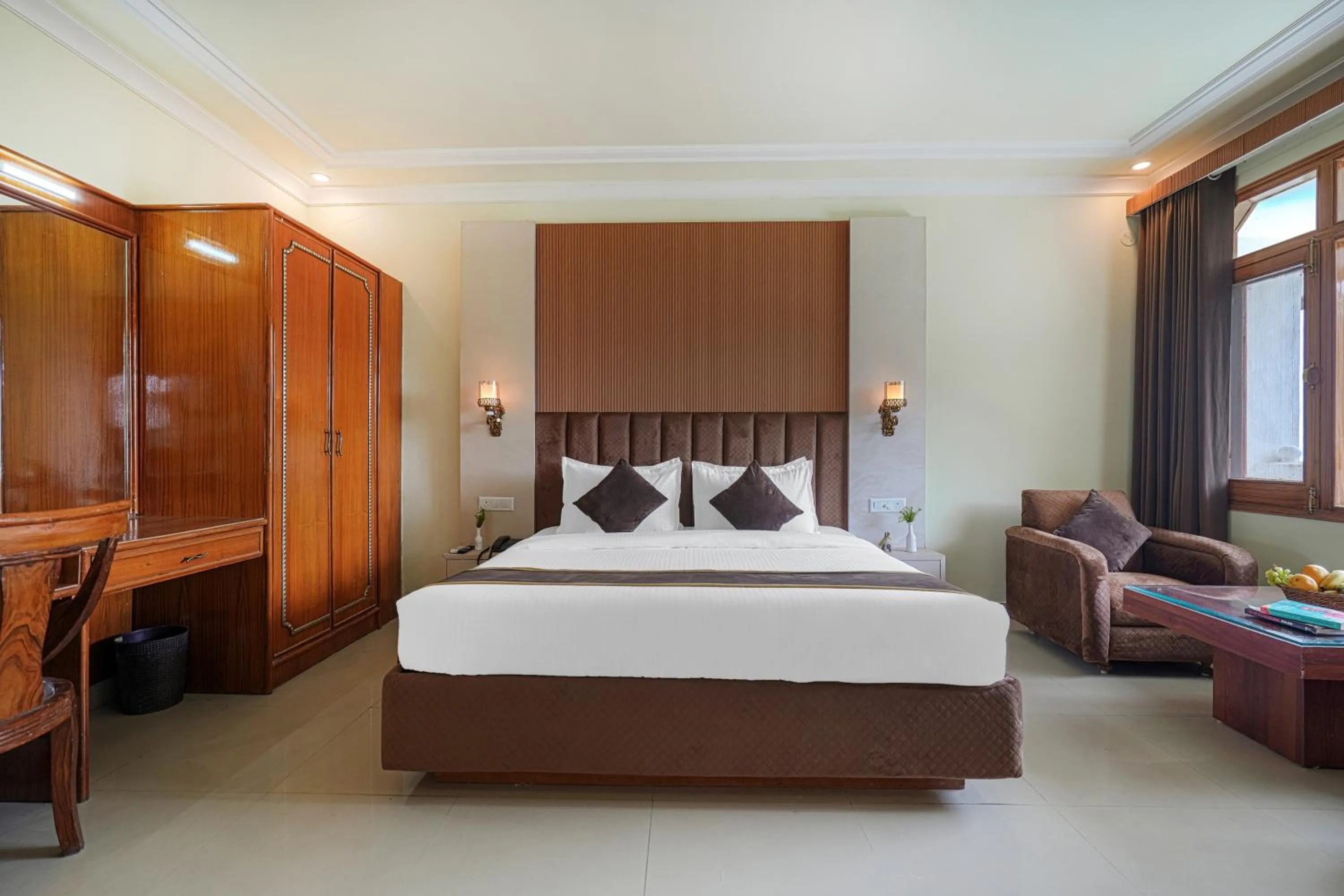 Bed in Pax Hotel Spring Solance 200 mtr from Gandhi Chowk Khajjiyar Road