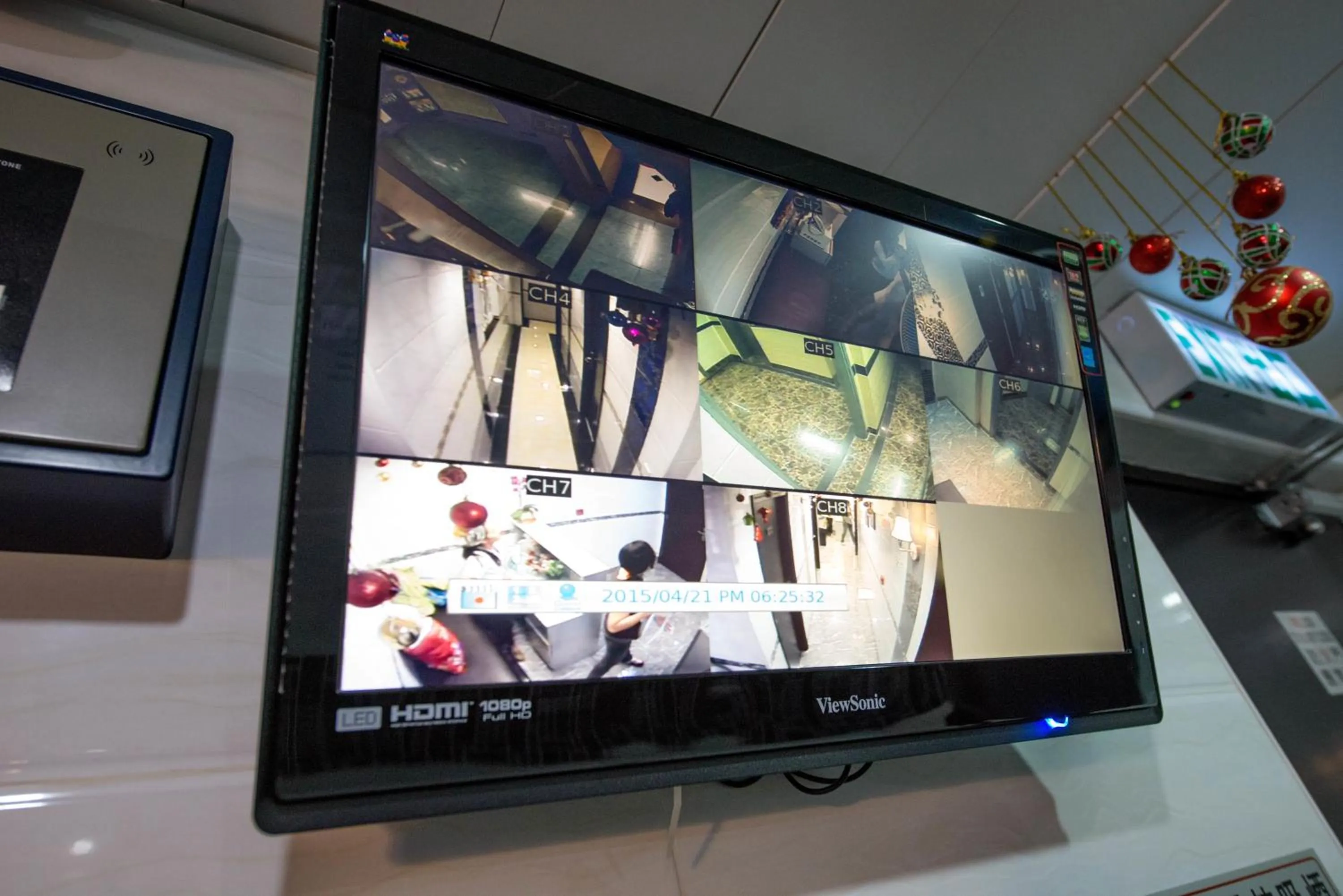 Bird's eye view, TV/Entertainment Center in Icon Inn