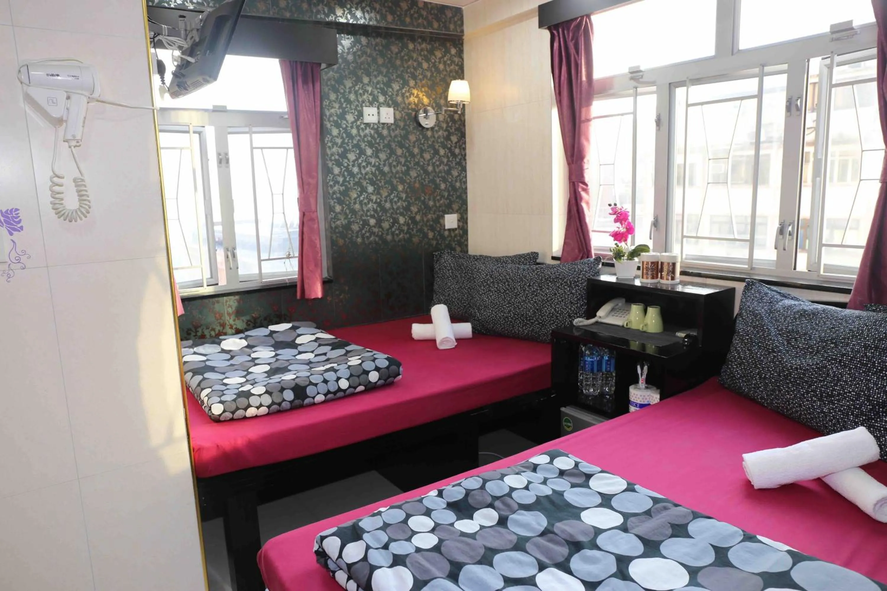 Bedroom, Bed in Icon Inn