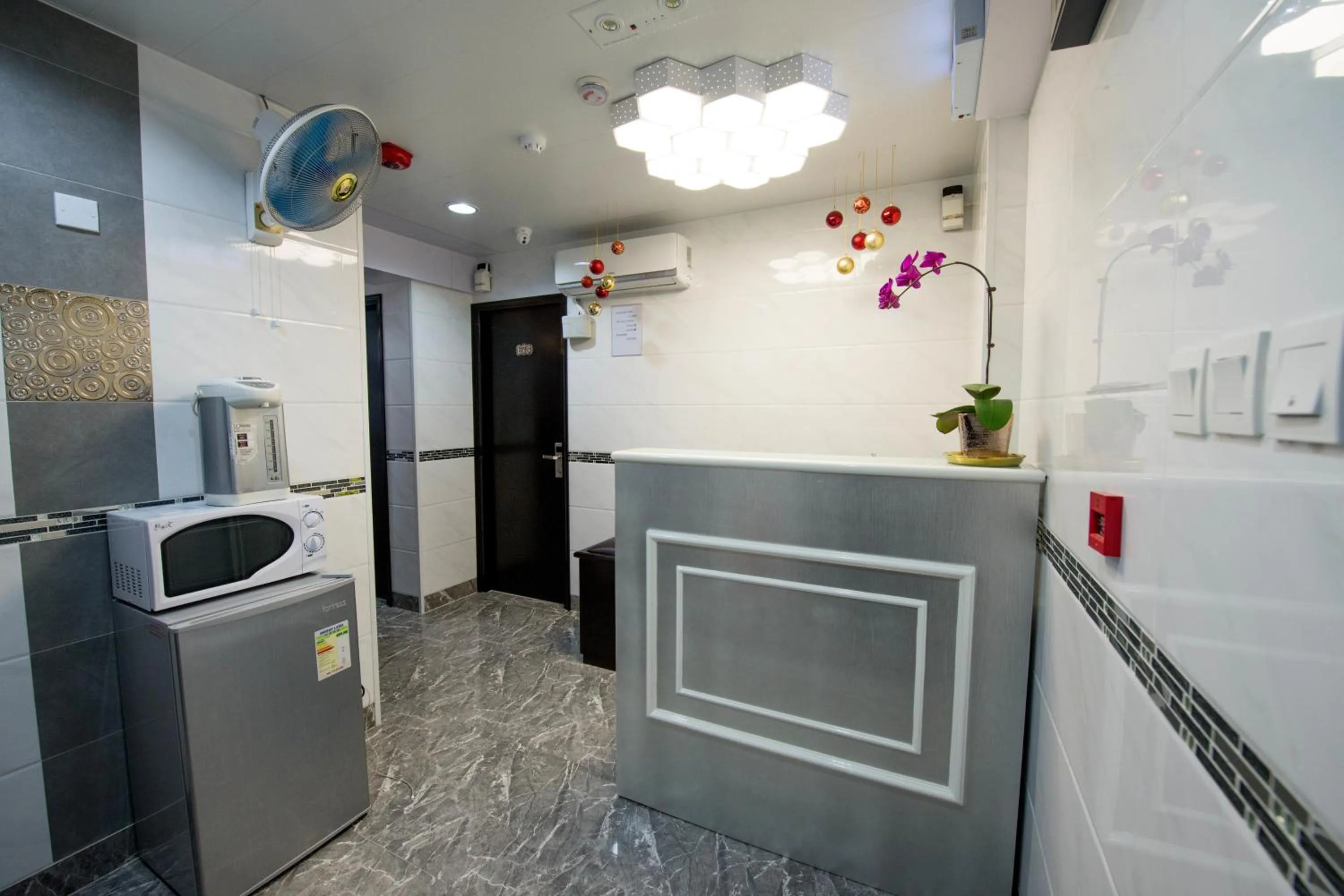 Facade/entrance, Kitchen/Kitchenette in Icon Inn