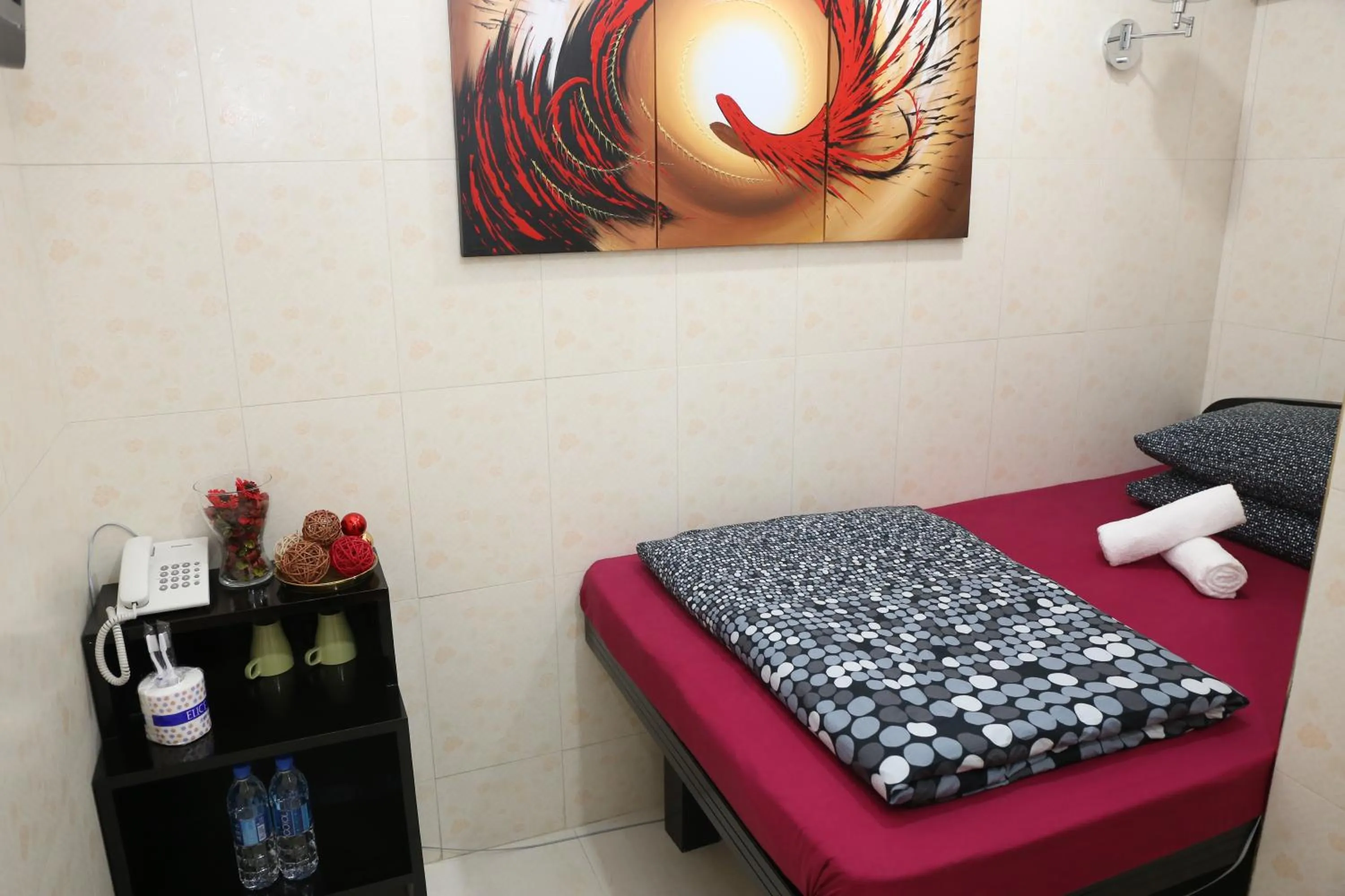 Photo of the whole room, Bed in Icon Inn