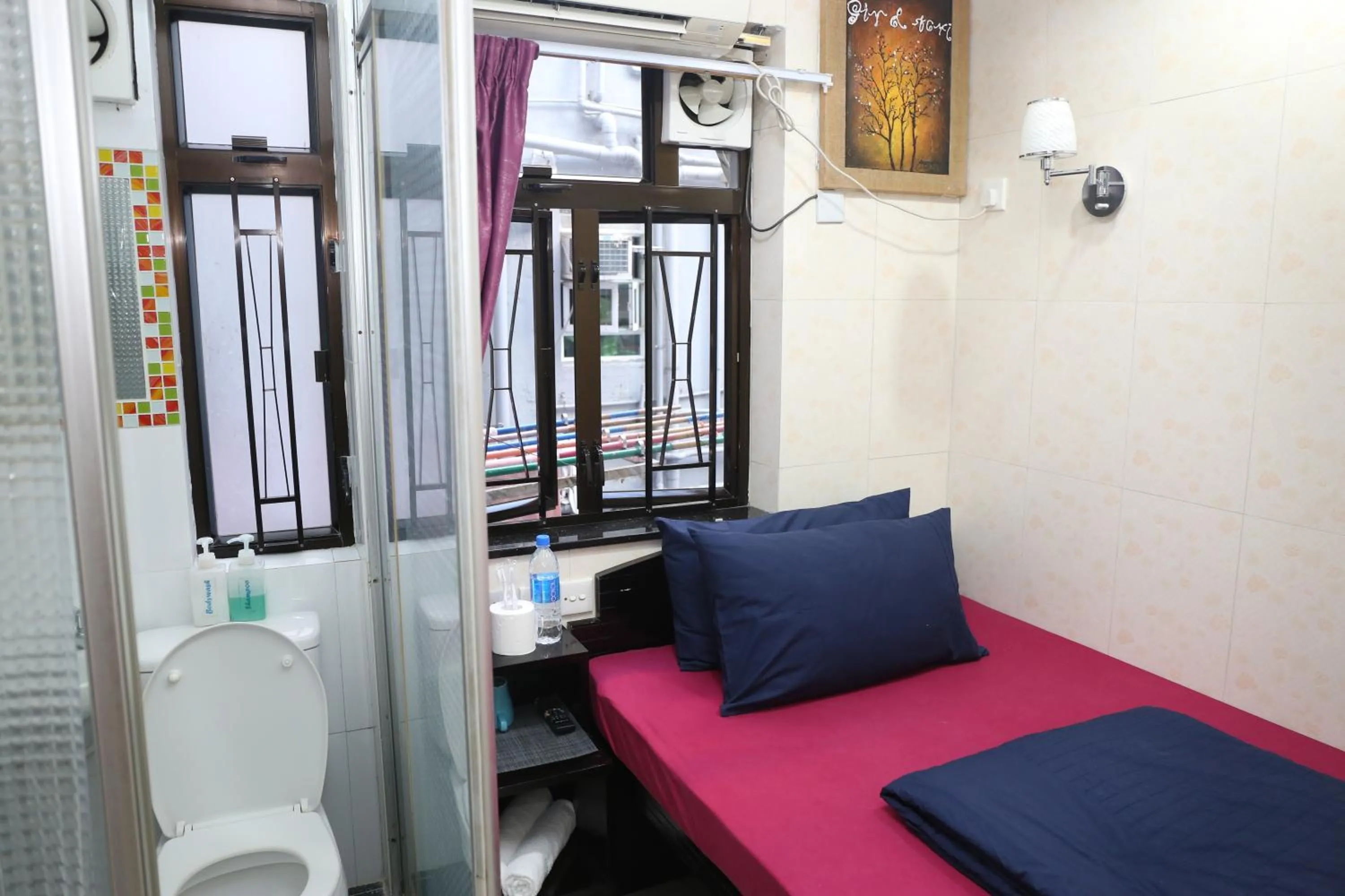 Bedroom, Bathroom in Icon Inn