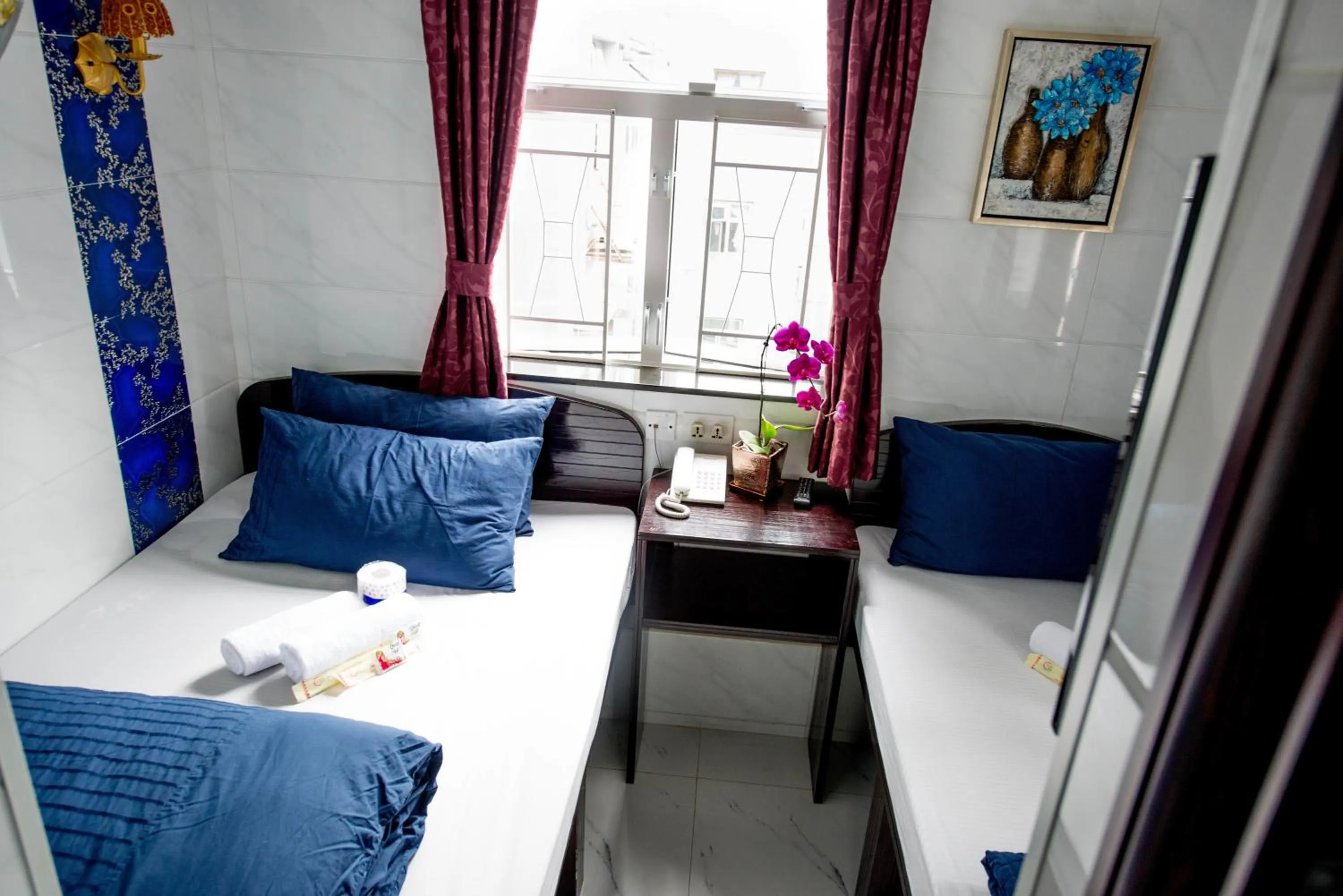 Photo of the whole room, Seating Area in Icon Inn