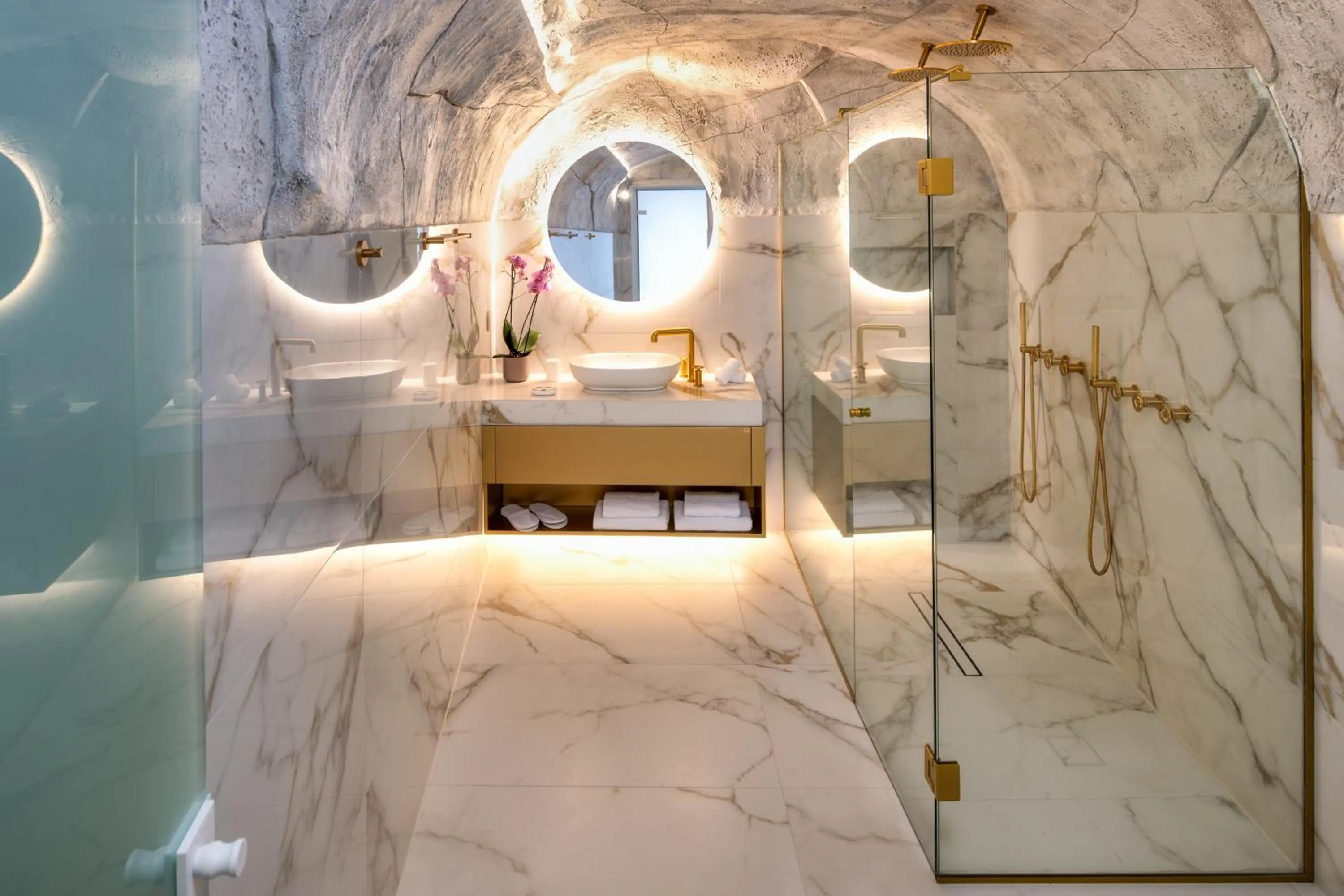 Shower in Aura Suites