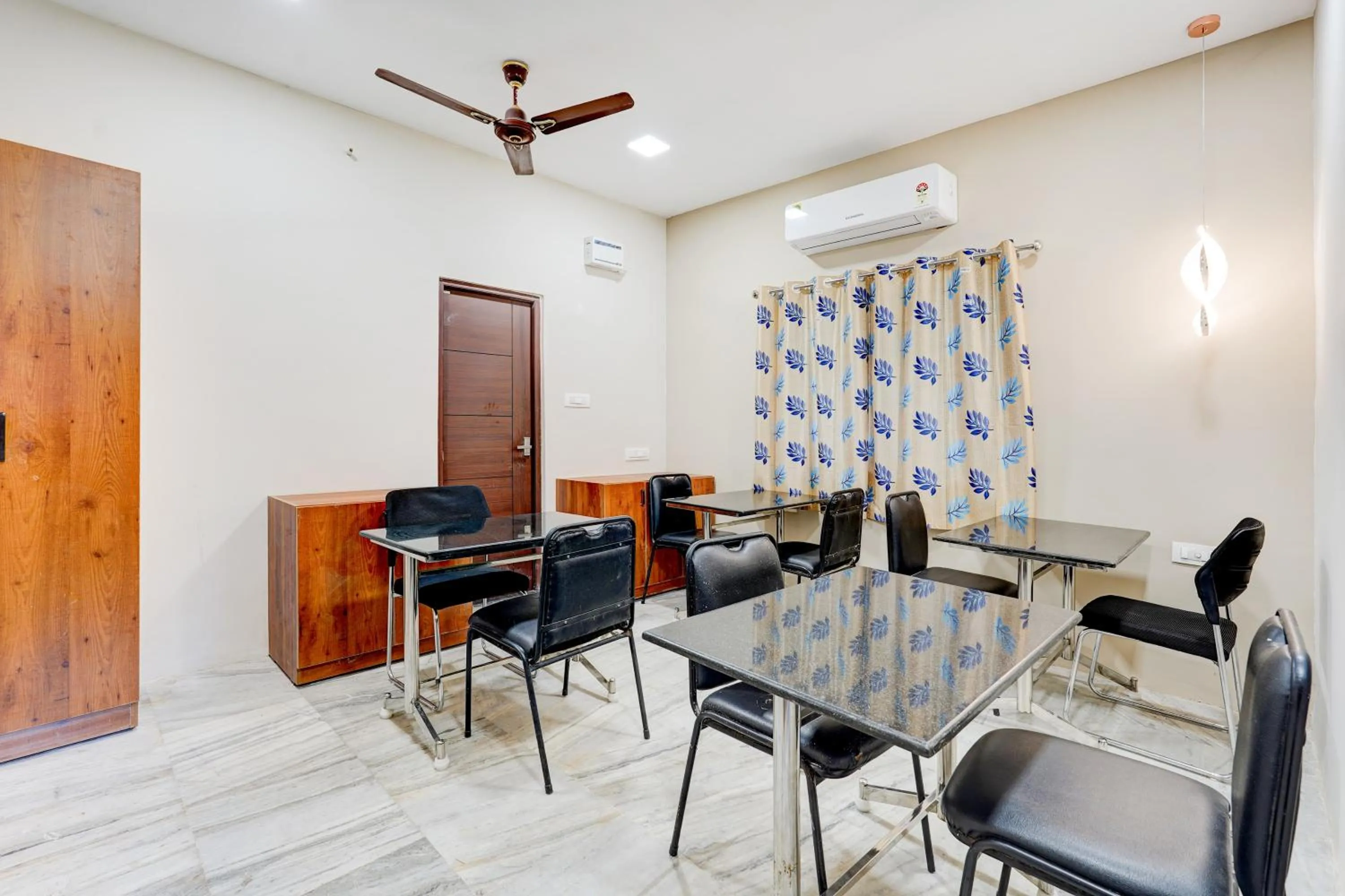 Restaurant/places to eat in Super Collection O Vadapalani Formerly Mahalakshmi Inn