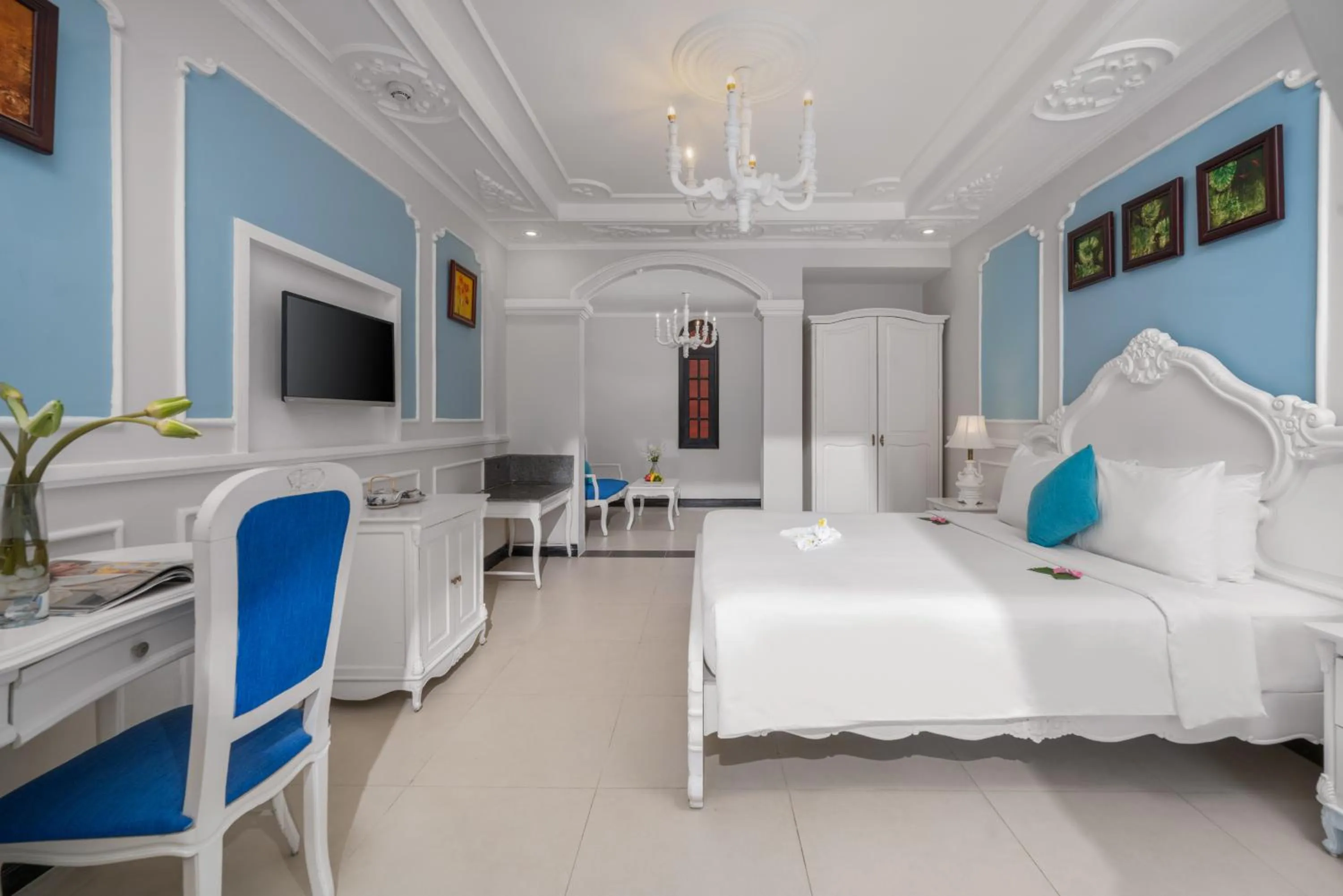 Communal lounge/ TV room, Bed in Hoi An Garden Palace and Spa - A Boutique Inspired by Nature