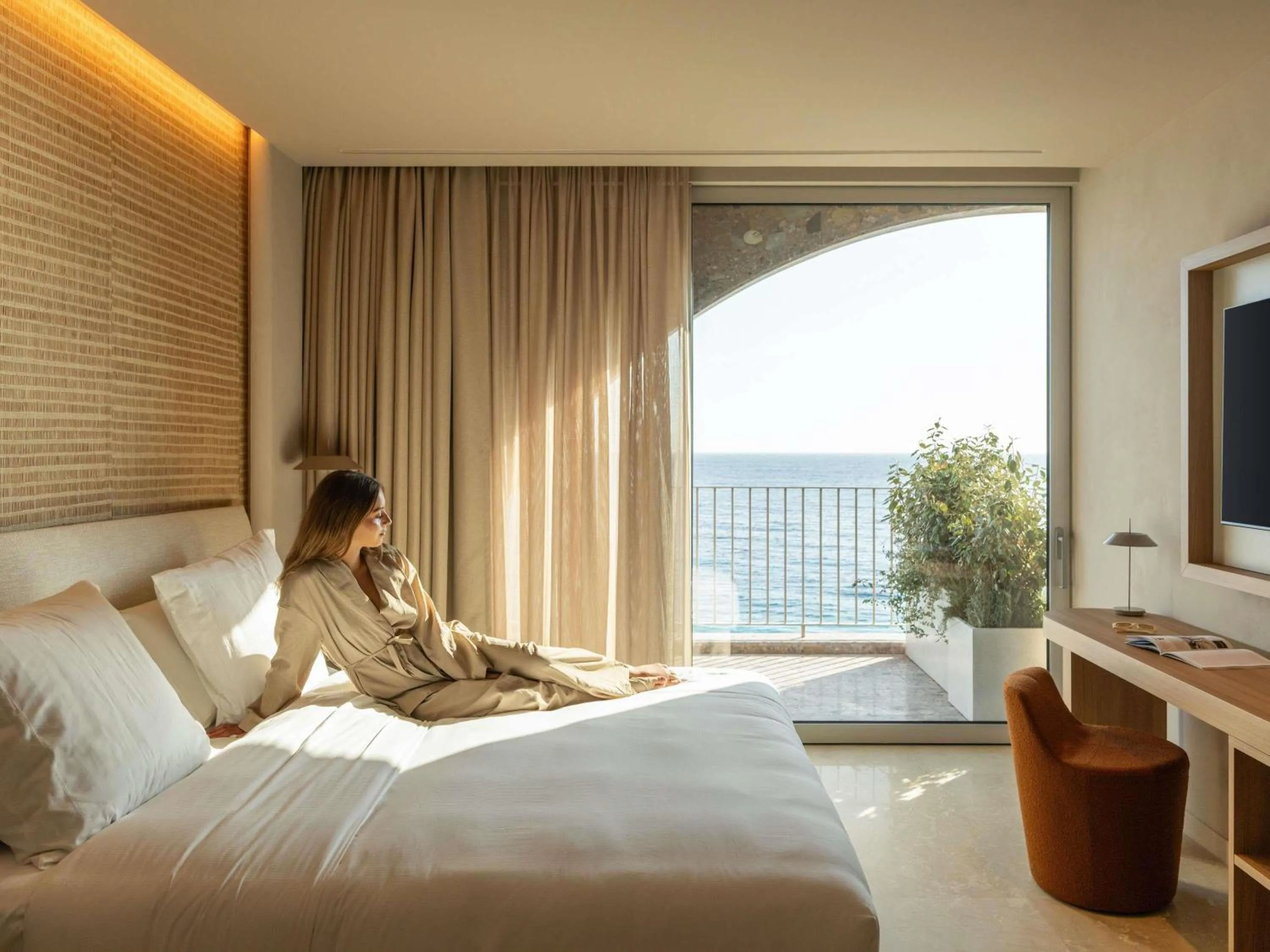 Bedroom, Bed in Green Coast Hotel MGallery Collection