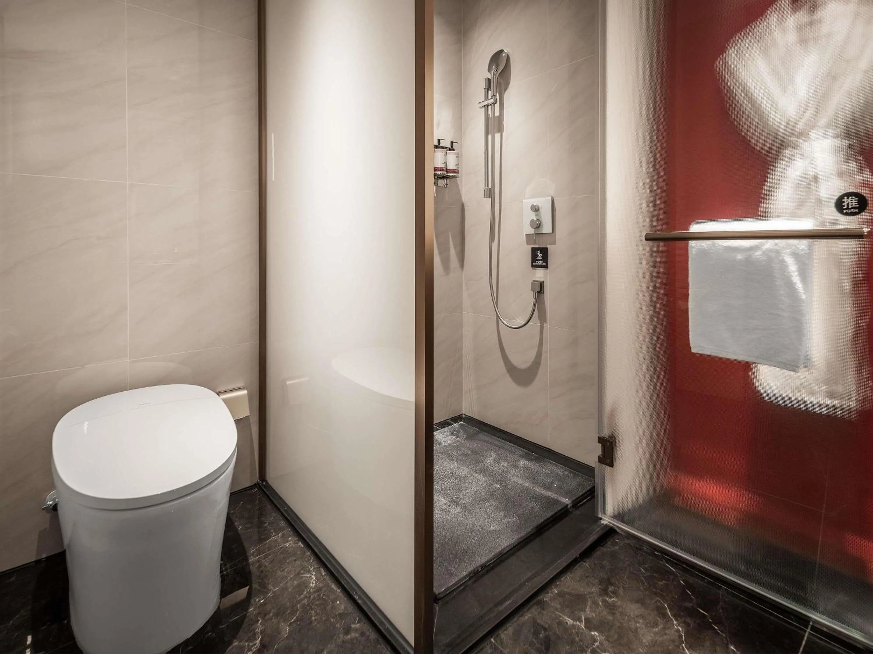 Photo of the whole room in Mövenpick by Accor Kuanzhai Alley Chengdu