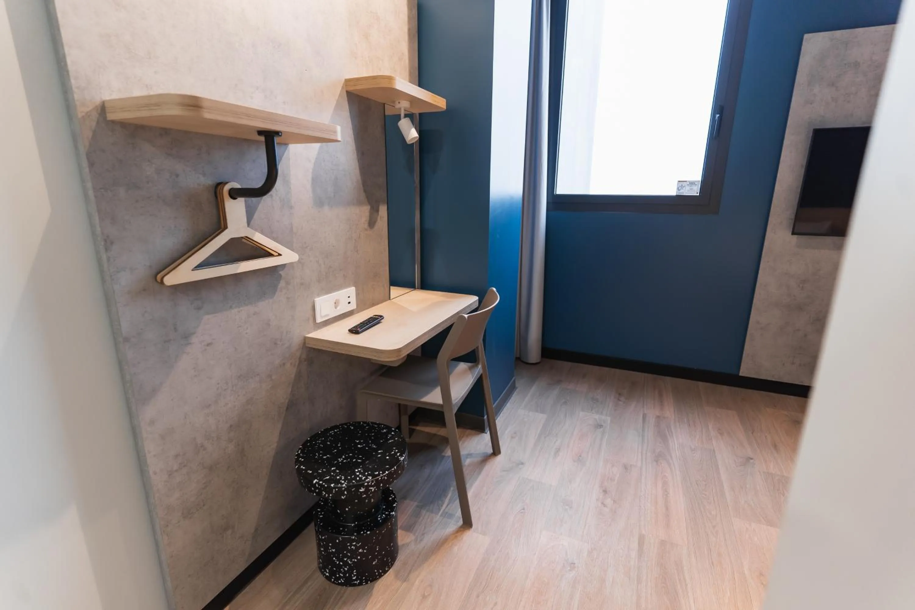 furniture in ibis budget Madrid Albasanz