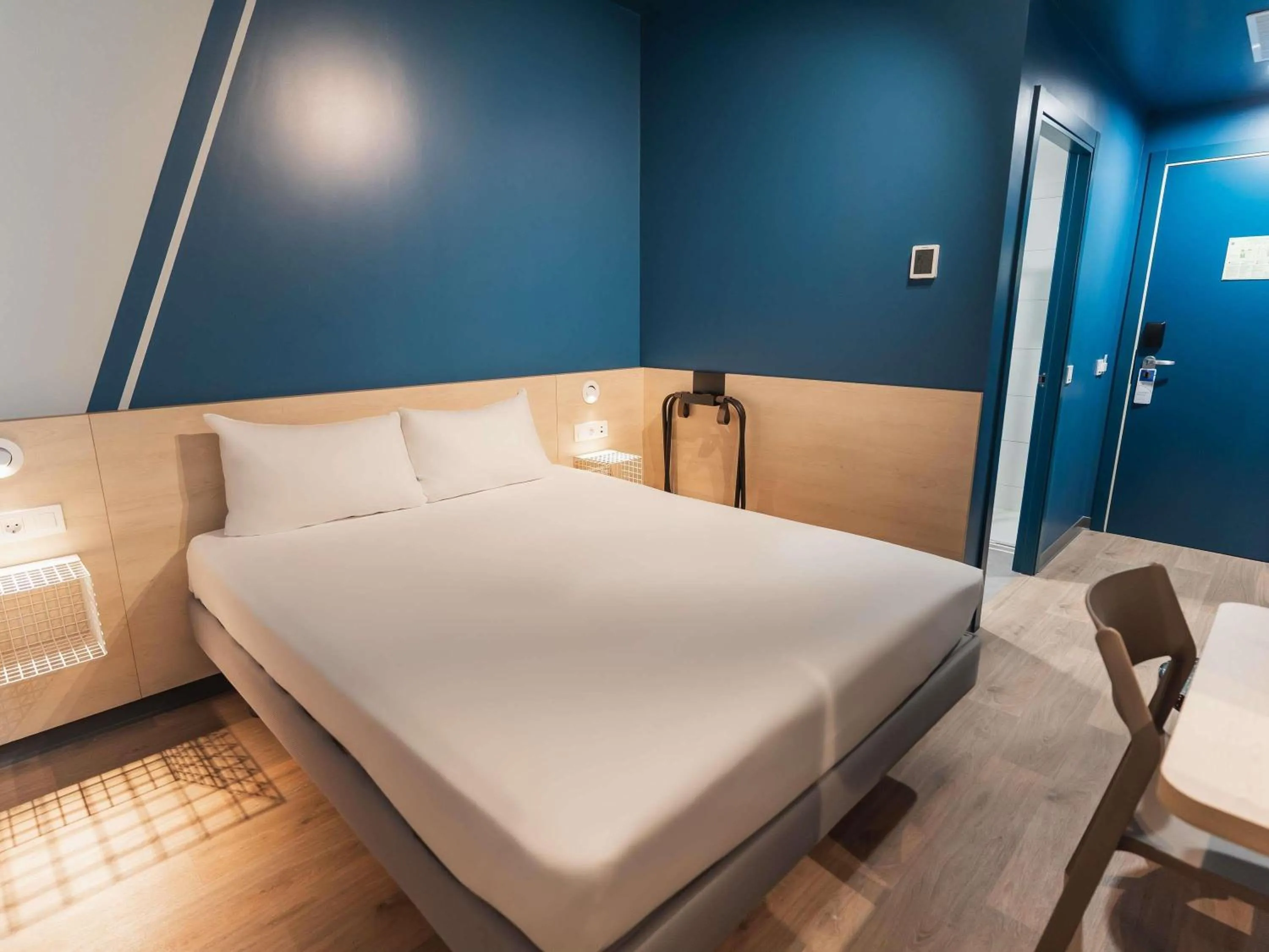 Bedroom, Bed in ibis budget Madrid Albasanz