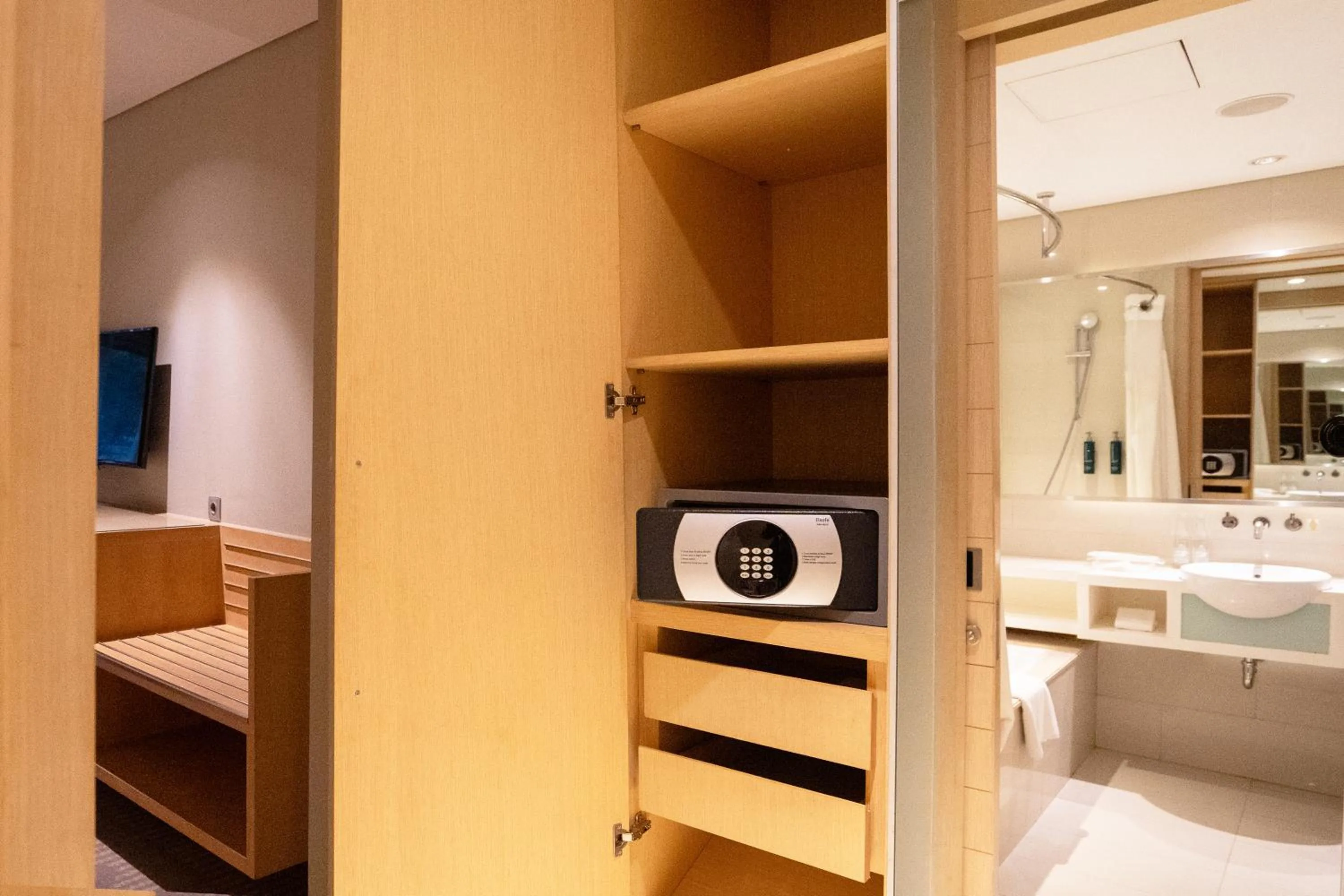 Area and facilities, Bed in DoubleTree by Hilton Jakarta Kemayoran