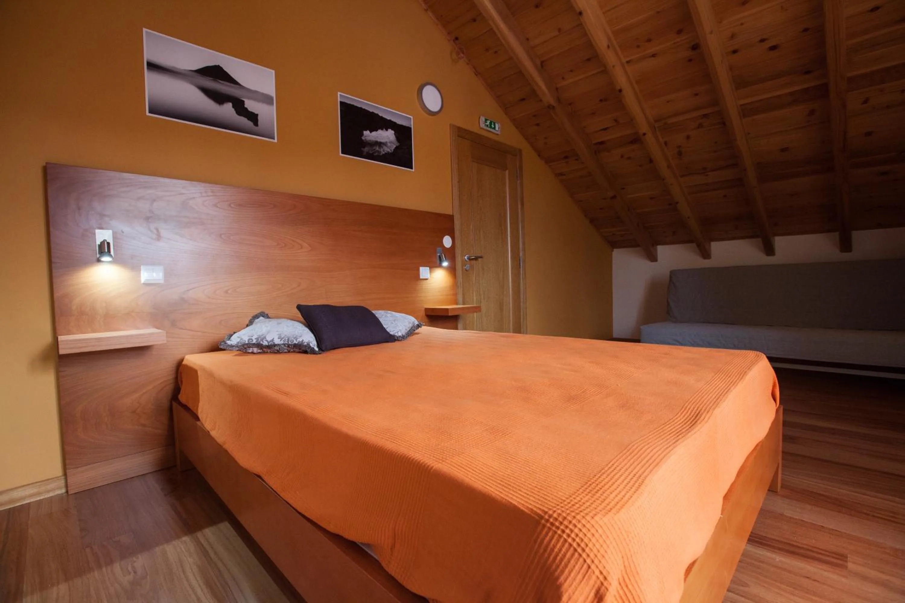 Photo of the whole room, Bed in Pico da Saudade