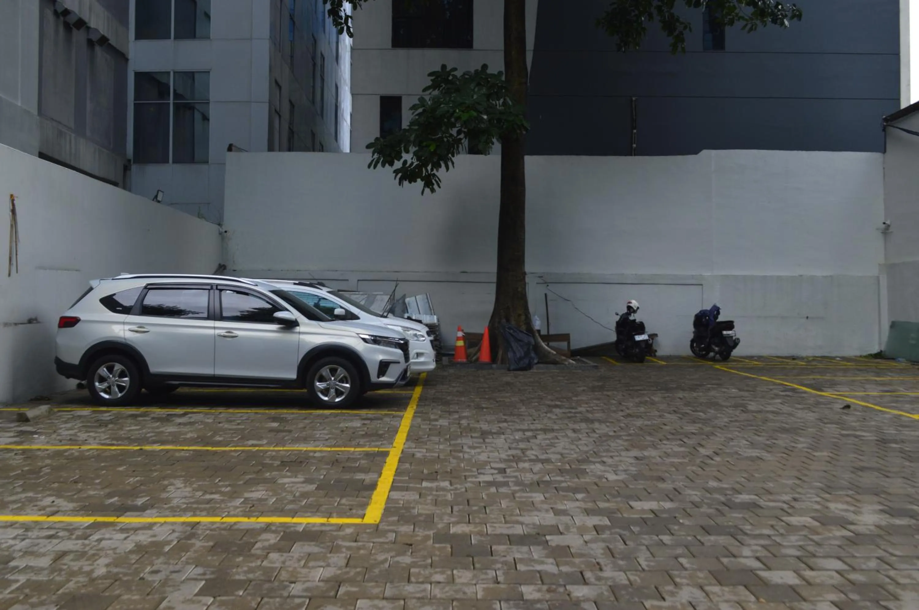 Parking in AI Hotel Jakarta Thamrin