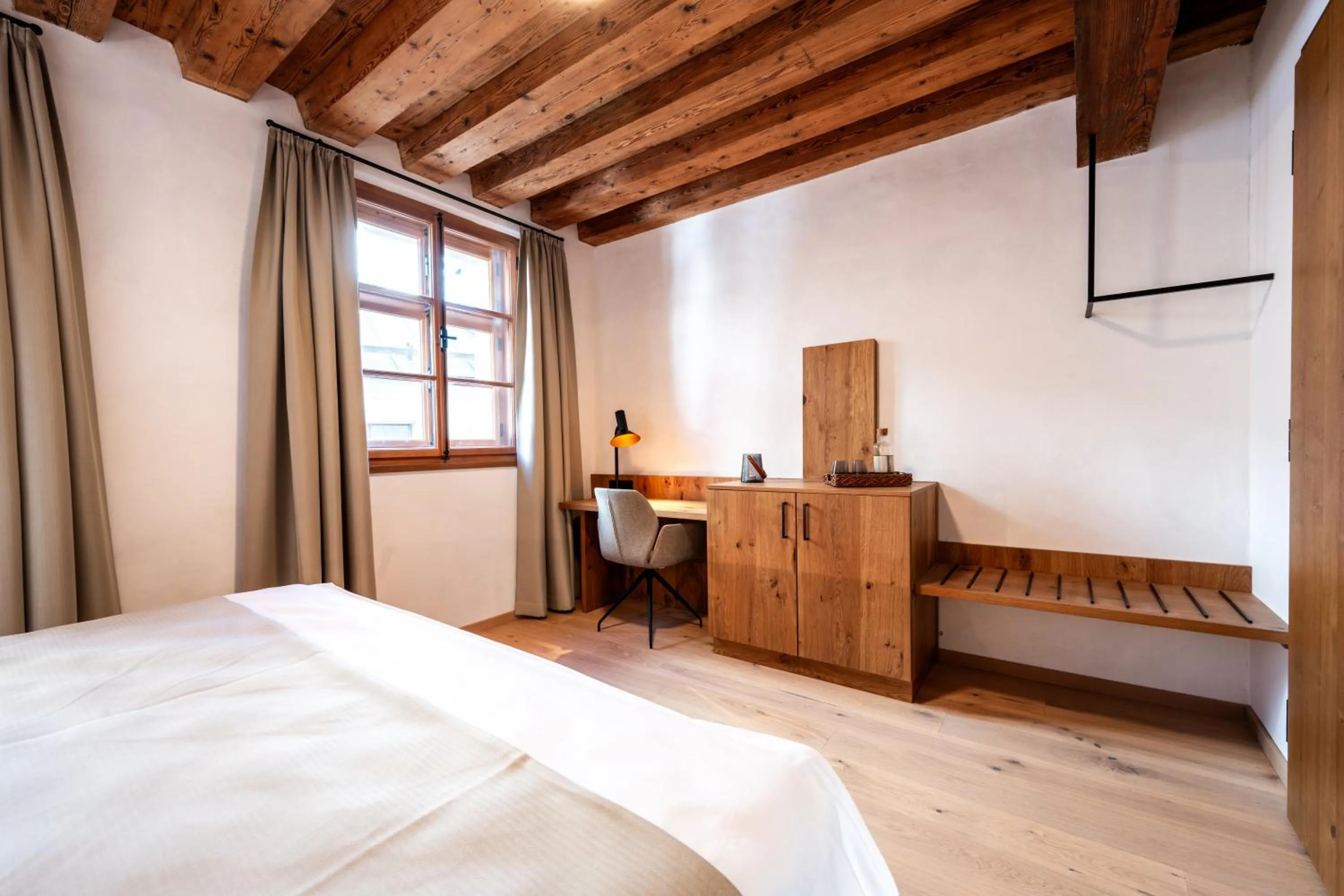 room service, Bed in Hotel Traube Rattenberg