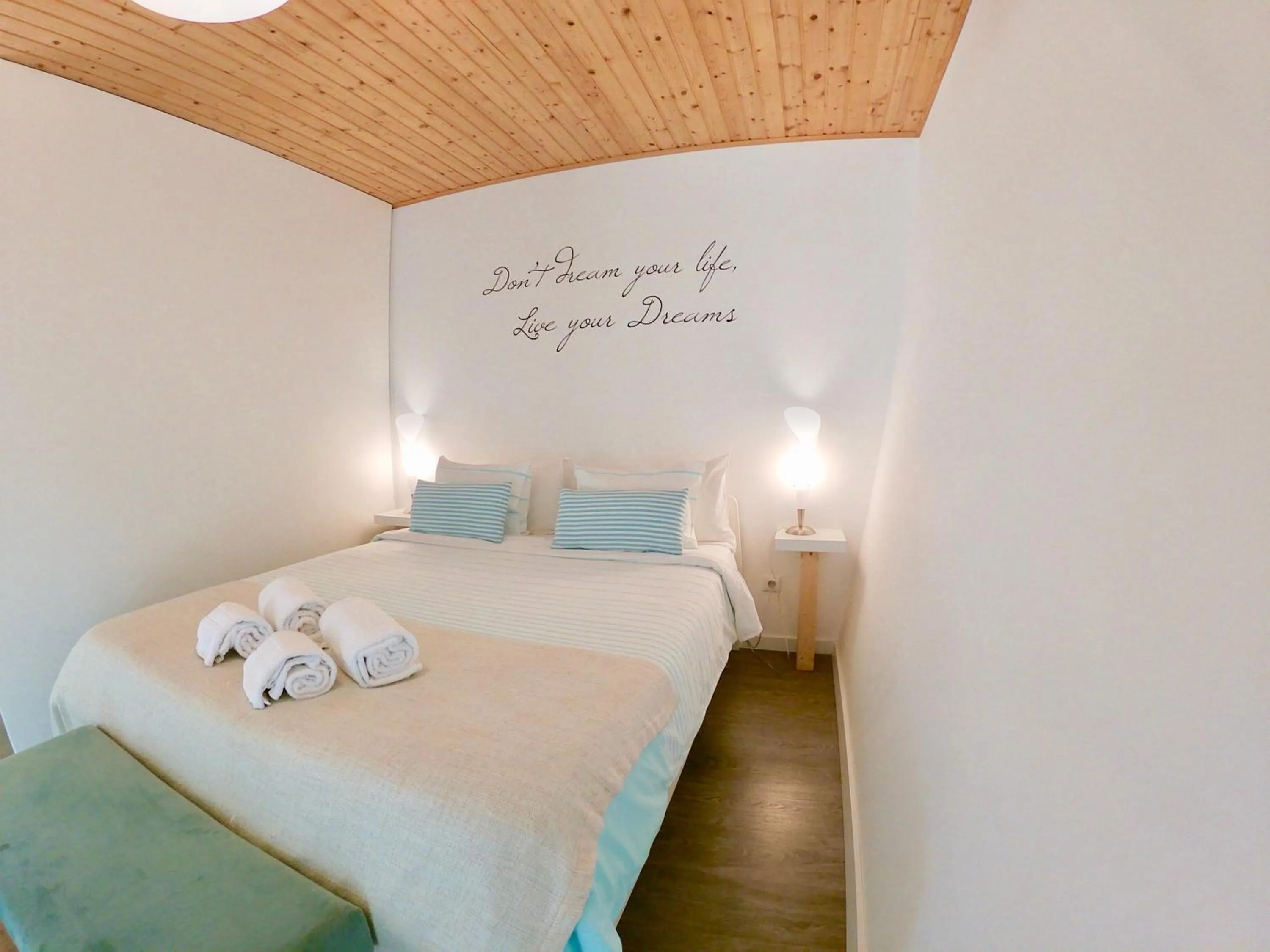 Photo of the whole room, Bed in Golden Halcyon - Ericeira Villas