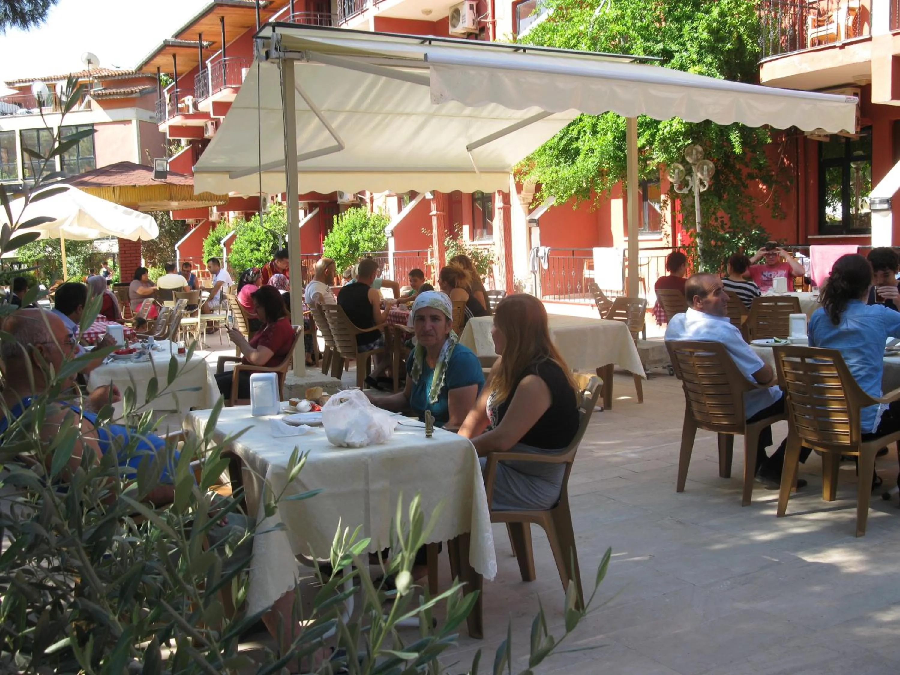 Restaurant/places to eat in Oskar Hotel