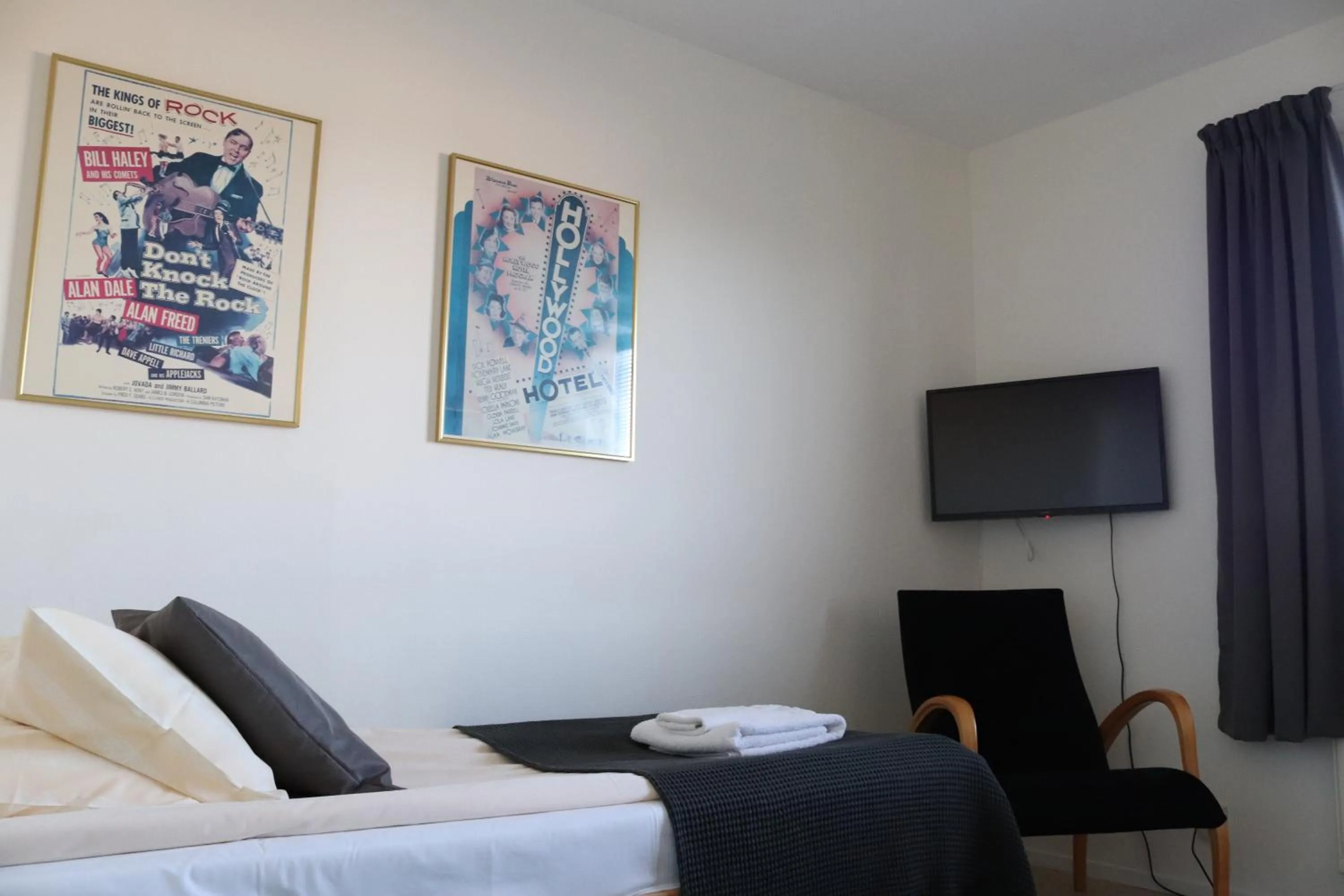 Bed in RS Lägenhetshotell Skövde