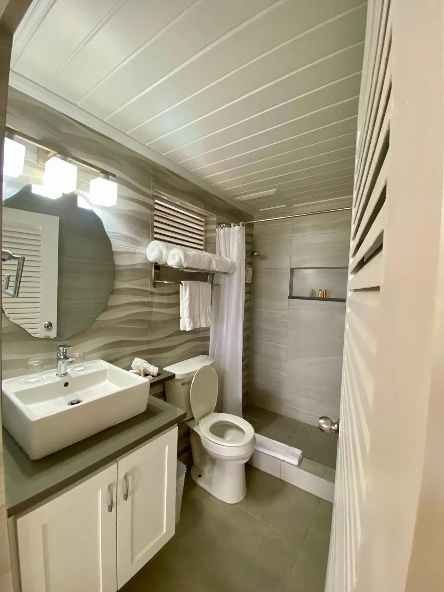 Shower in Hôtel Le Roy