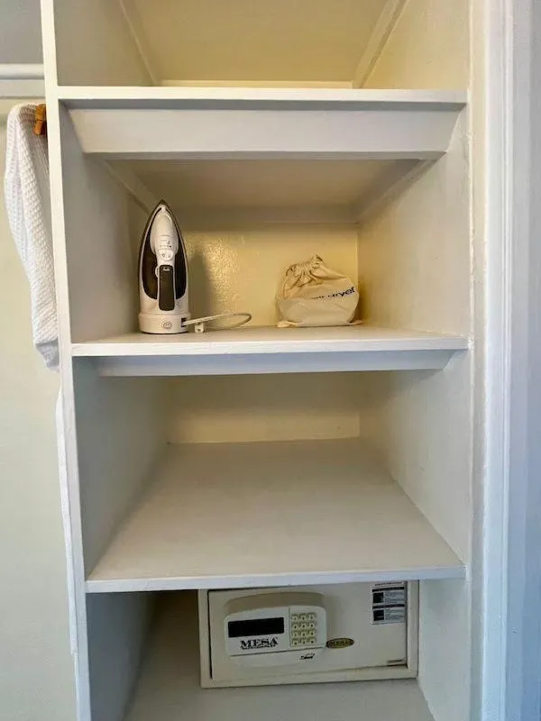 wardrobe in Hôtel Le Roy