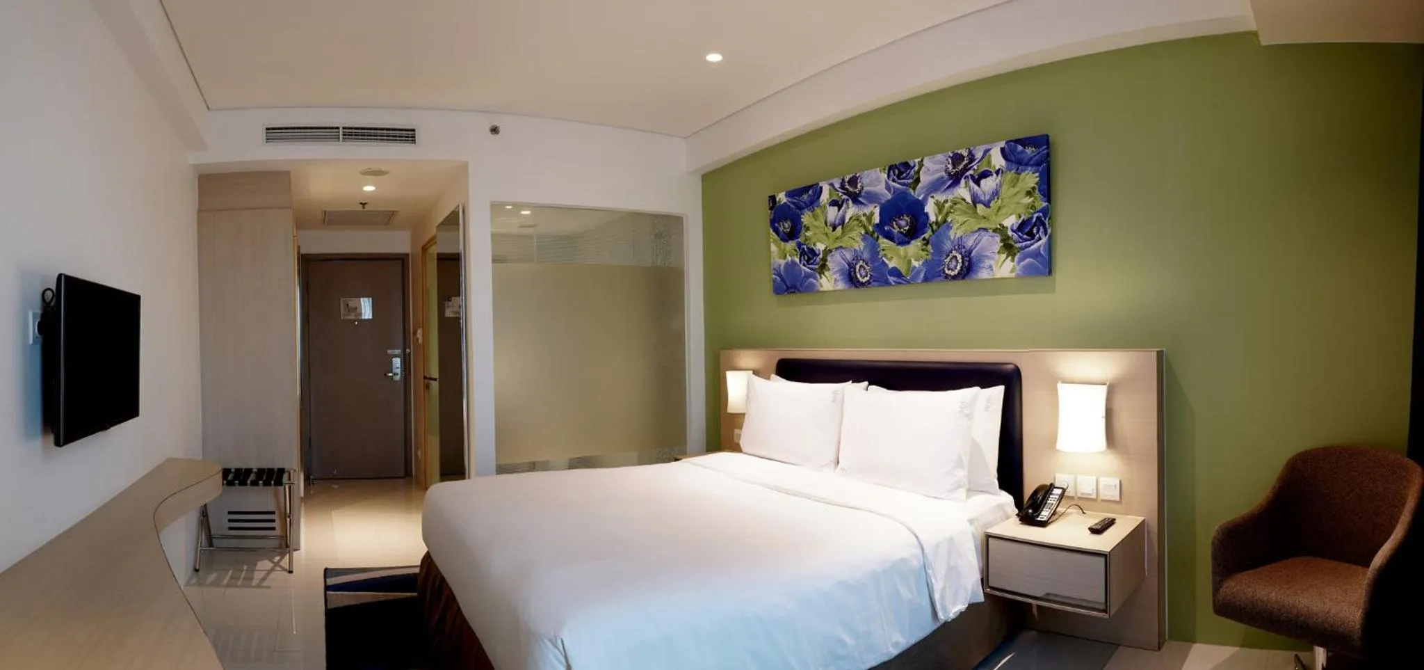 Photo of the whole room, Bed in Holiday Inn Express Jakarta International Expo by IHG