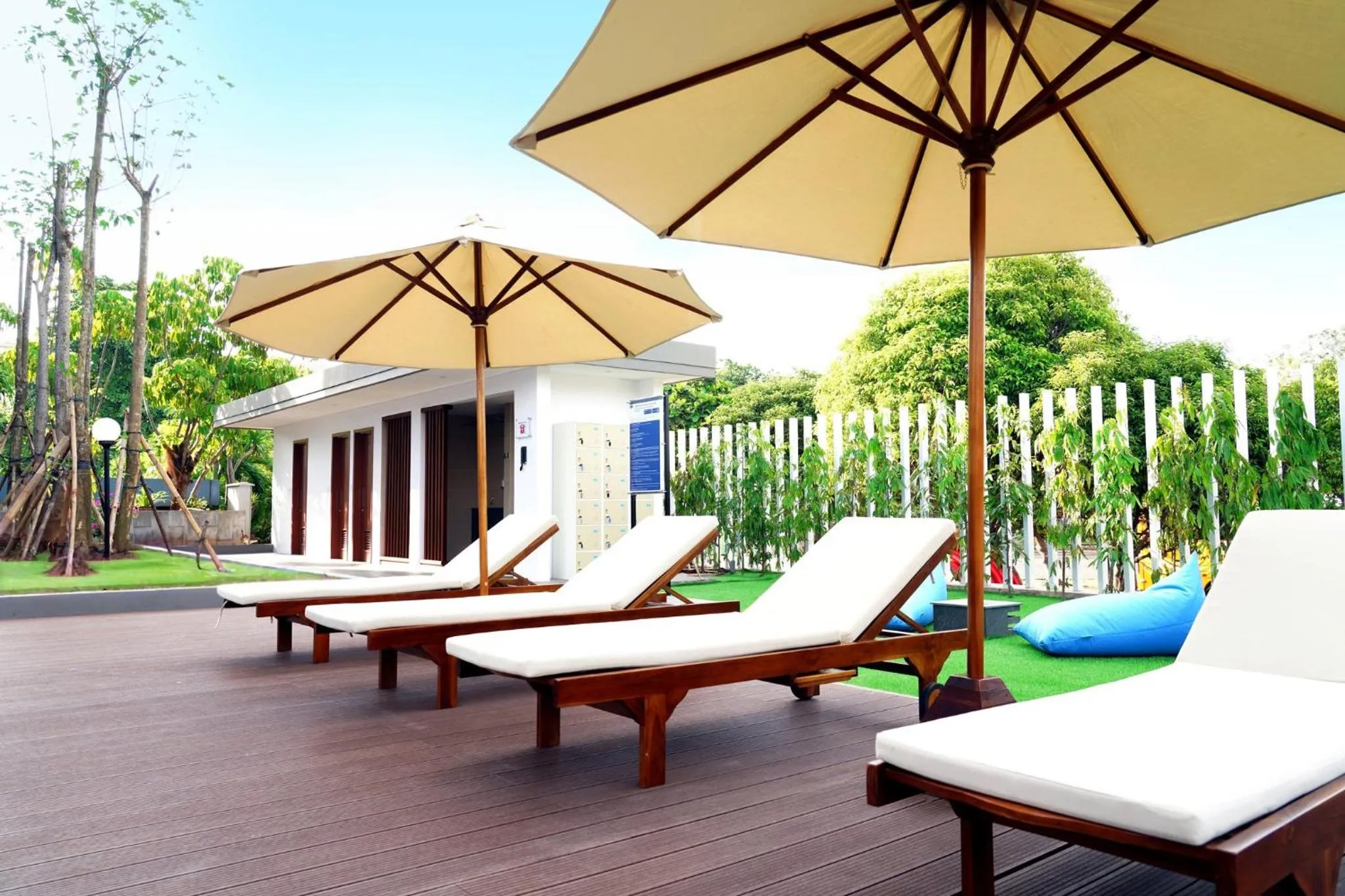 Swimming pool in Holiday Inn Express Jakarta International Expo by IHG