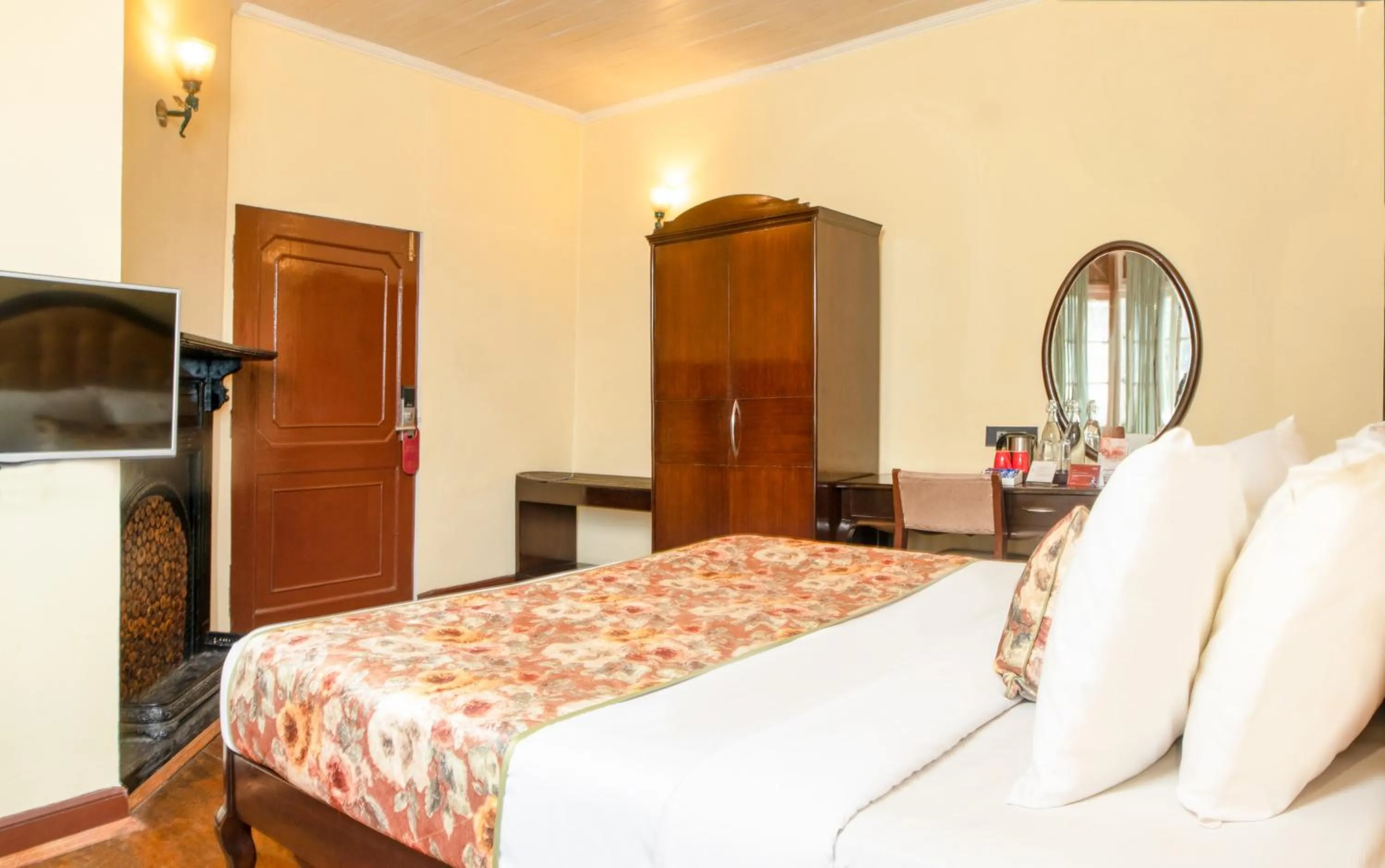 Bed in Summit Swiss Heritage Resort & Spa