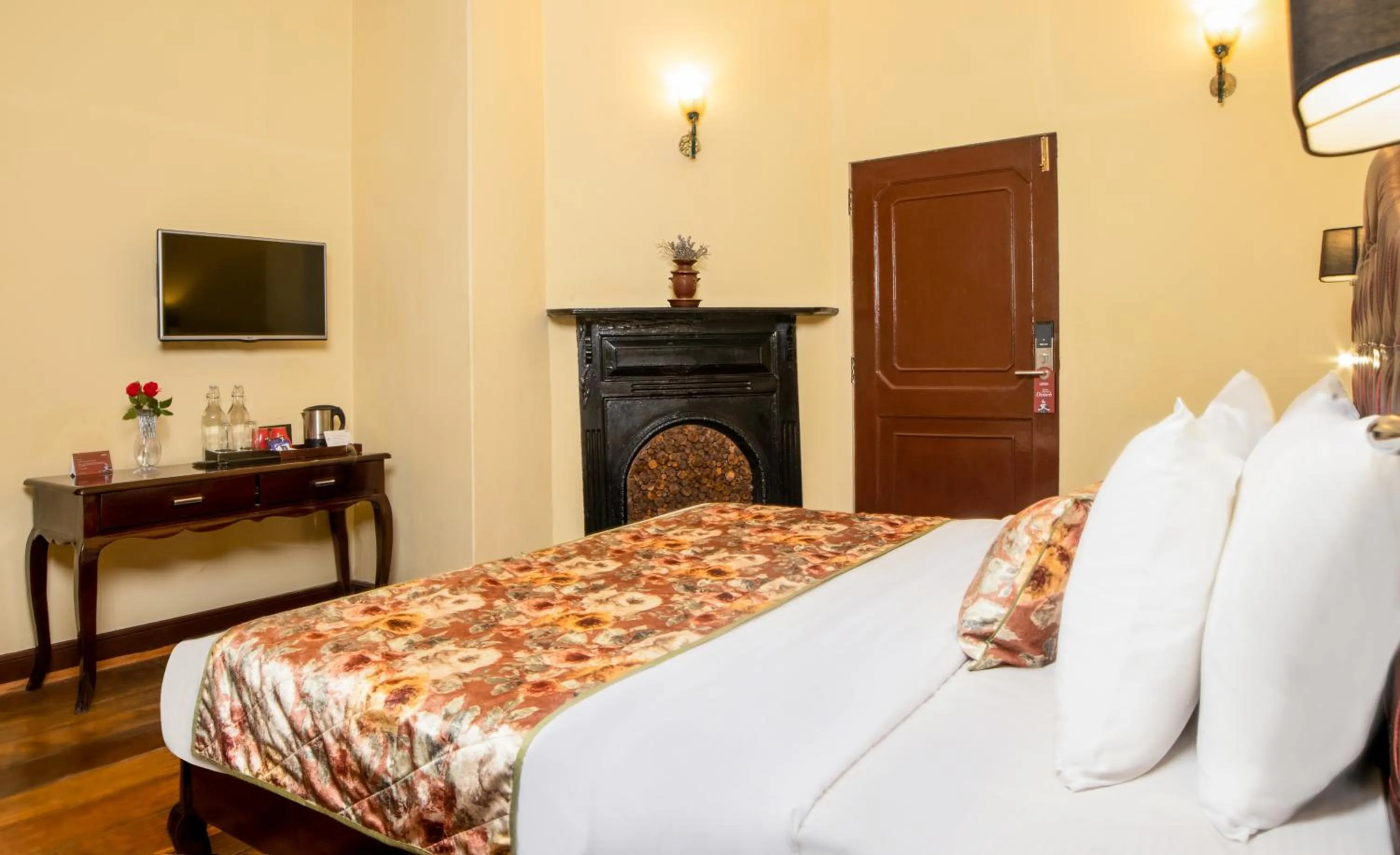 Bed in Summit Swiss Heritage Resort & Spa