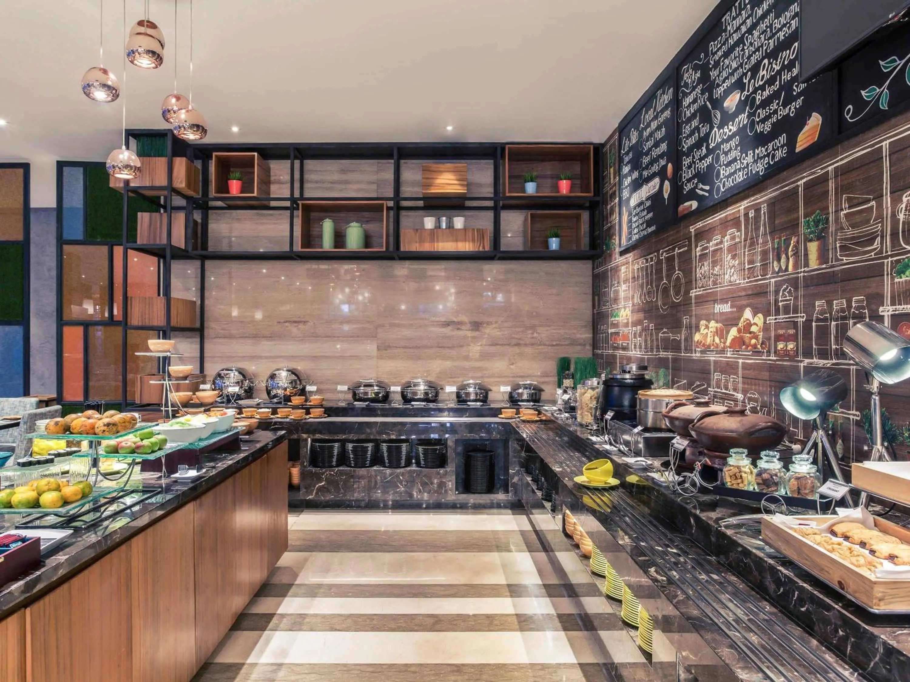 Restaurant/places to eat in Mercure Jakarta Cikini